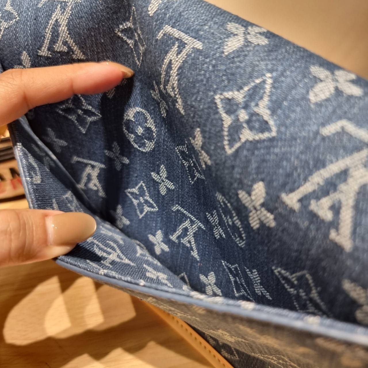 LV diane monogram denim bag กระเป๋ามัลติฟังก์ชั่น ดีไซน์ใหม่ ออกมาได้น่ารักน่าใช้มากๆ สียีนส์สวยมีเสน่ห์ มีสายมาให้ถึง 2 แบบ สายหนังคล้องไหล่ได้ ปรับสะพายข้างได้ และสายสปอร์ตครอสบอดี้ได้