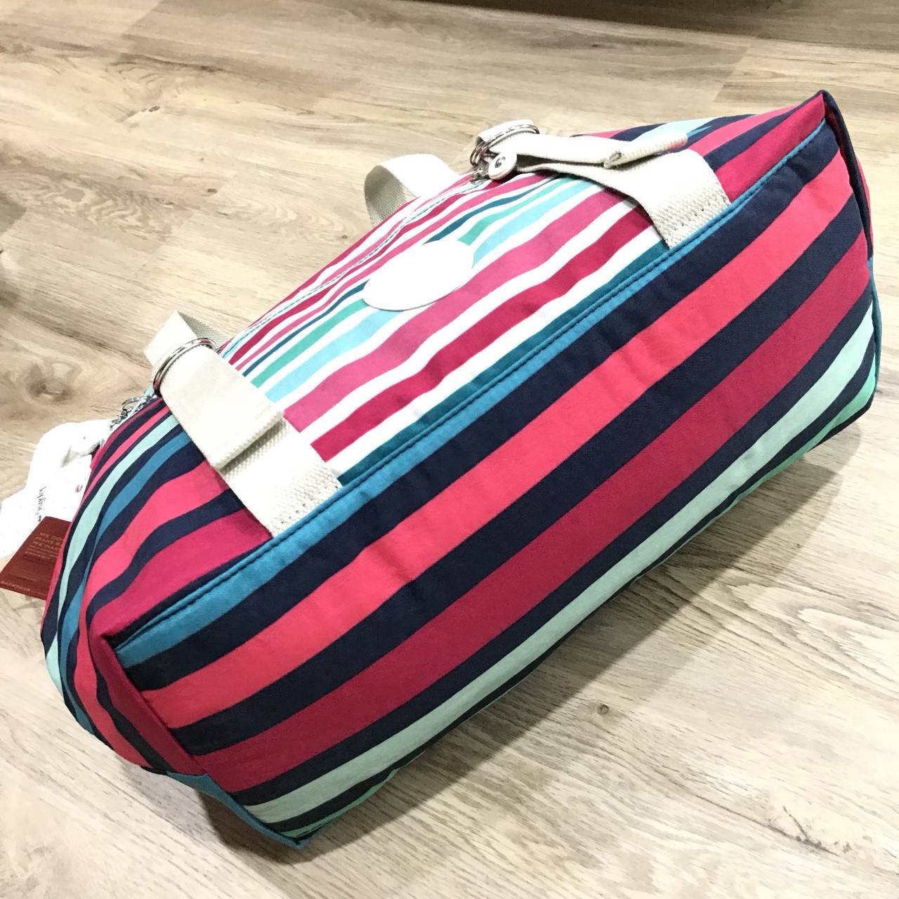 NEW ARRIVAL! KIPLING ART (LARGE) TOTE BAG 2018 กระเป๋าถือหรือสะพายรุ่นใหม่ใบใหญ่จุใจสาวๆที่สัมภาระเยอะ วัสดุ Nylon+Polyester 100% น้ำหนักเบา โดดเด่นที่สามารถรูดซิปมุมกระเป๋าเปลี่ยนทรงได้ไม่จำเจ มีหูหิ้วสะพายไหล่ได้ มือจับหูหิ้วเป็นหนังปั้มโลโก้ พวงกุญเเจล