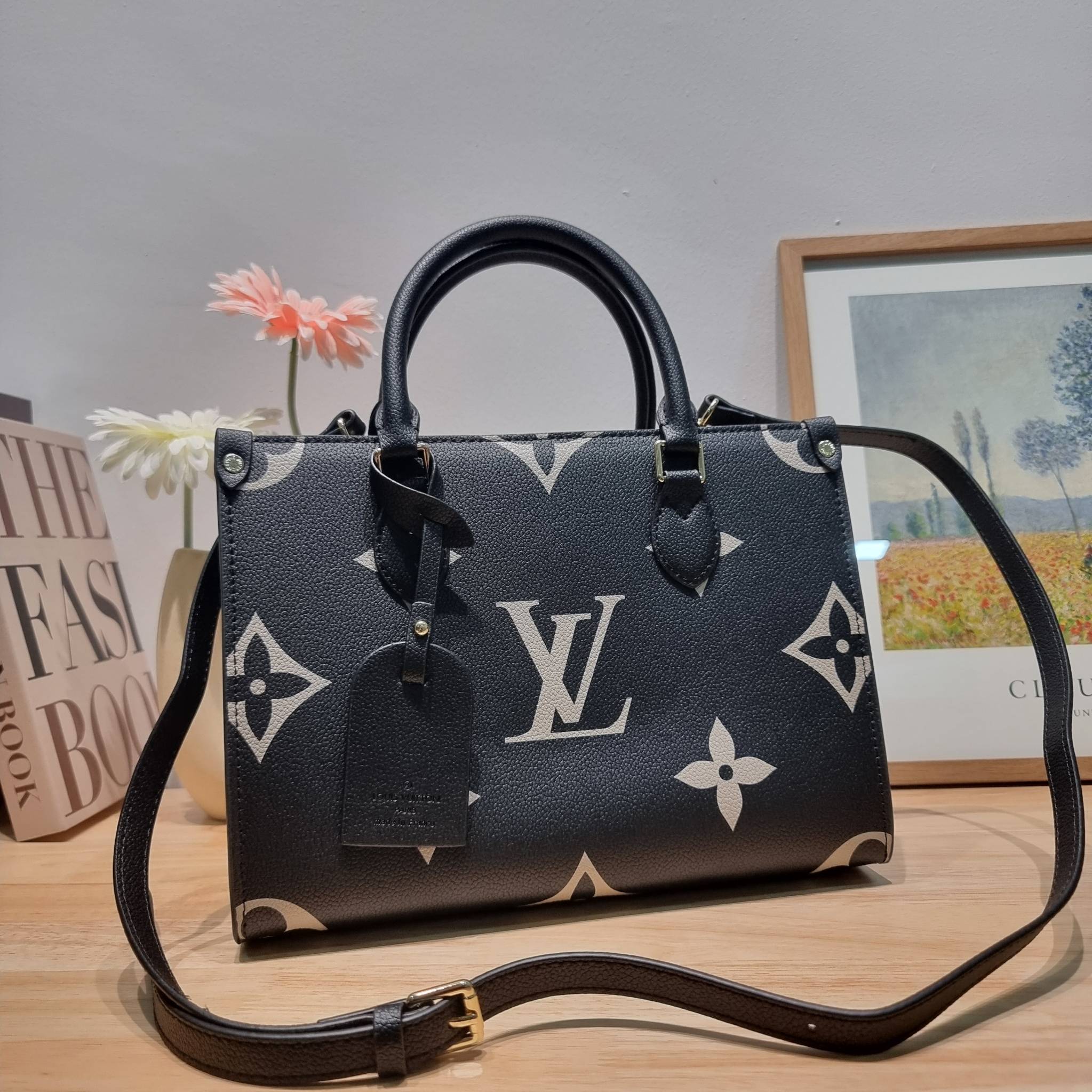 LV Onthego / LV crossbody tote bag กระเป๋าทรงโท้ทเวอร์ชั่นดั้งเดิม ที่คลาสสิค ผู้ดี หรูหรา โทนสีใช้งานง่าย ได้ทุกลุค ทุกสไตล์ วัสดุหนังลูกวัว ผิวลายเกรน มาพร้อมหูจับในตัว คล้องแขนก็ดูแพง หรือจะเกี่ยวสายครอสสะพายก็อัพลุคได้เลย ภายในโล่งกว้างมาก มีอะไหล่เกี