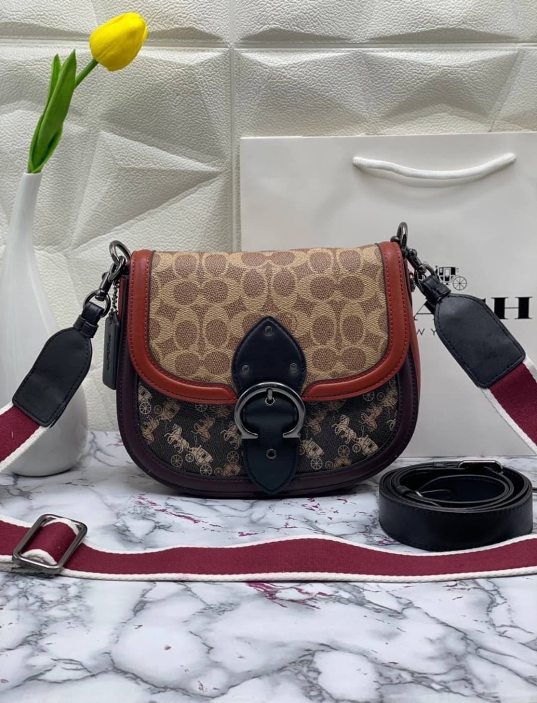 COACH BEAT SADDLE BAG WITH HORSE AND CARRIAGE C0745 ฮอตไฟลุก! สีหายาก ละมุนคุณหนู คอลเลคชั่นใหม่ ดีไซน์หรูหรา พิเศษมากๆมาพร้อมสายสะพาย 2 เส้น ใช้คู่กันหรือแยกสะพายก็สวยครบสูตร กระเป๋าสะพายทรง saddle คลาสสิค เปิด-ปิดด้วยกระดุมแน่นหนา ภายในเป็นช่องโล่ง ใส่ข