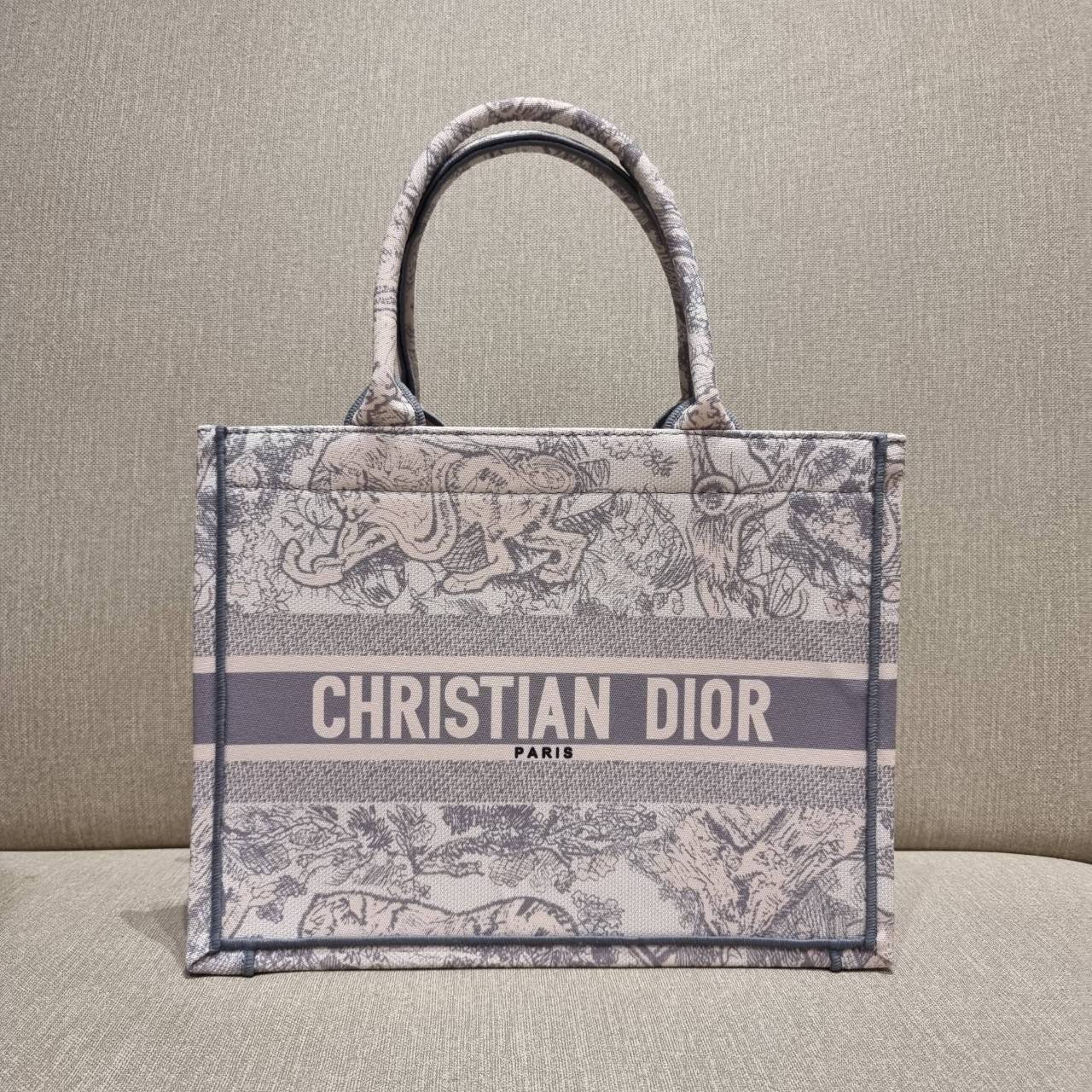 VIP 】HOT ARRIVAL!! DIOR CD SHOPPING BAG WITH GWP กระเป๋าทรงช้อปปิ้งใบใหญ่ จุใจ!! พรีเมี่ยมกิ๊ฟรุ่นดับเบิ้ลฮอต ดีไซน์คลาสสิควินเทจ สวยหรู วัสดุผ้าแคนวาสลายกราฟฟิค ภายในโล่งกว้างมากๆ ใส่ของจุสุดๆ โน้ตบุ้ค ไอแพด กระเป๋าสตางค์ มือถือ หรือเสื้อผ้ายังได้ สะพายค
