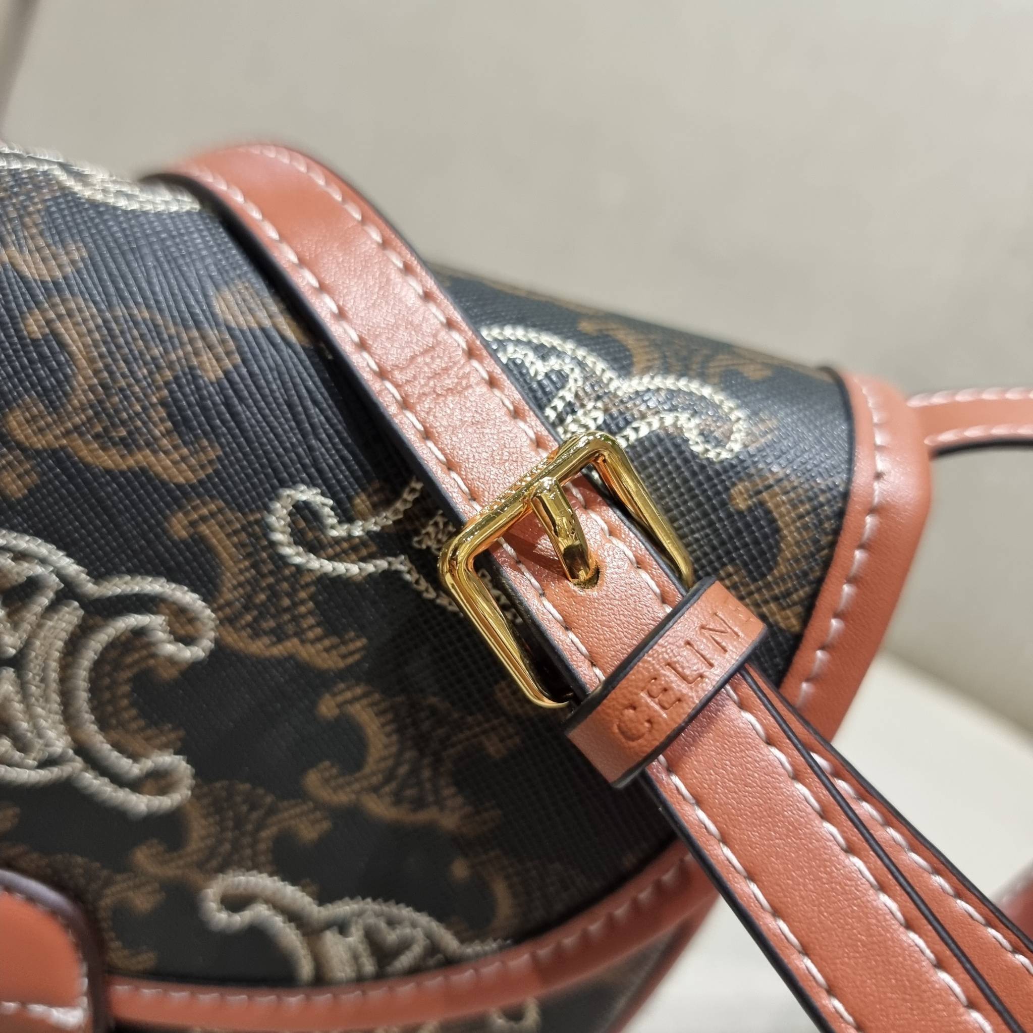 VIP 🥂 CELINE MINI BESACE IN TRIOMPHE CANVAS WITH TRIOMPHE HEART EMBROIDERY ใหม่พร้อมเสิร์ฟแบบไม่ต้องรอใคร!! กับกระเป๋าสะพายข้าง ที่เห็นแล้วต้องรัก ด้วยรูปทรงที่คลาสสิคแฝงความหรู ขนาดกำลังน่าใช้ โลโก้ลายปัก ดีเทลเดินด้ายรูปหัวใจ คละรอบใบ วัสดุหนังแ