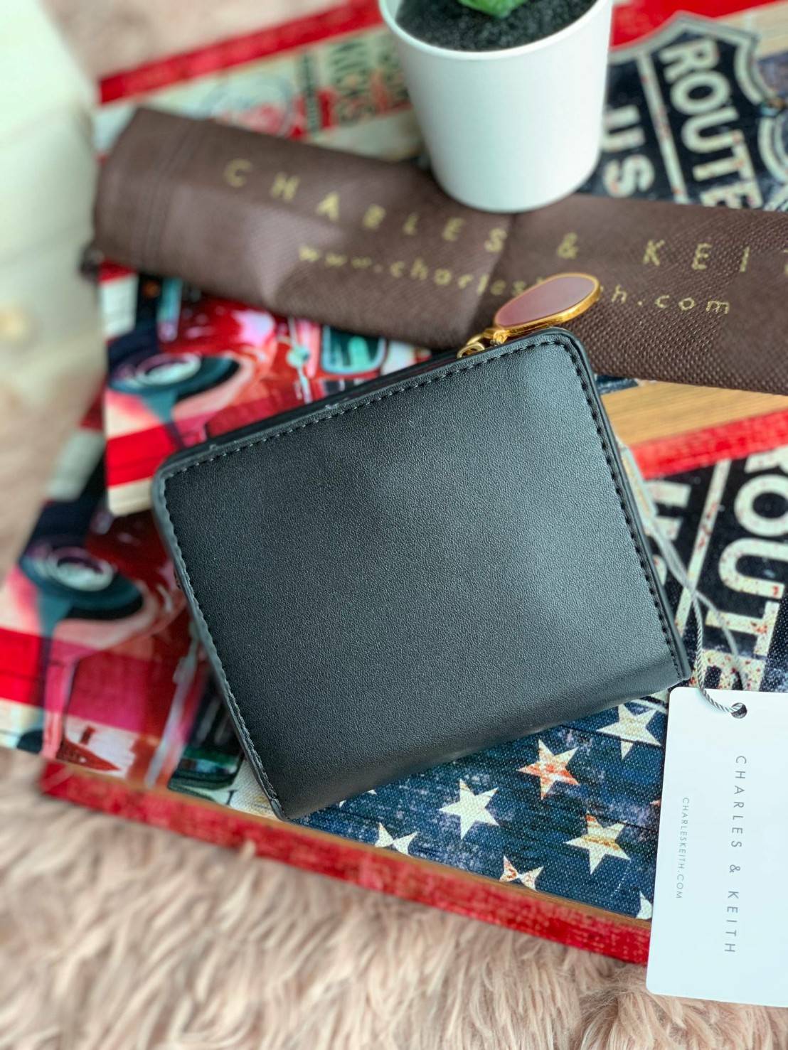 Charles & keith Classic Mini Snap Button Wallet กระเป๋าสตางค์ทรงสั้นรุ่นใหม่ชนช้อป! วัสดุpuหนังเรียบนิ่ม ด้านหน้าประดับโลโก้แบรนด์ด้วยโลหะตัวนูน ภายในเปิดปิดด้วยกระดุมทั้ง2ด้าน มีช่องซิปใส่เหรียญใบเล็ก สามารถถอดแยกกับชิ้นใหญ่ได้ ภายในยังมีช่องเสียบบัตร แล