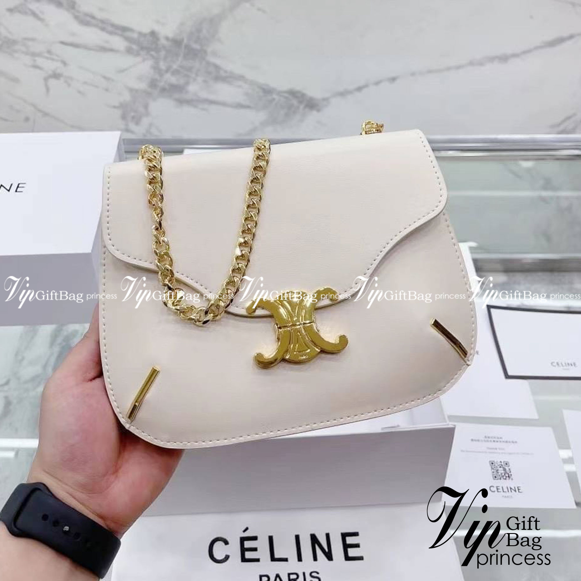 CELINE chain besace triomphe in shiny calfskin กระเป๋าสะพายสายโซ่ซีลีน รุ่นใหม่ล่าสุด อีกหนึ่งรุ่นในซีรีส์ Triomphe ที่ได้รับความนิยมอย่างมาก ด้วยรูปร่างทรงโค้งมนมีความคลาสสิกตามแบบฉบับแบรนด์