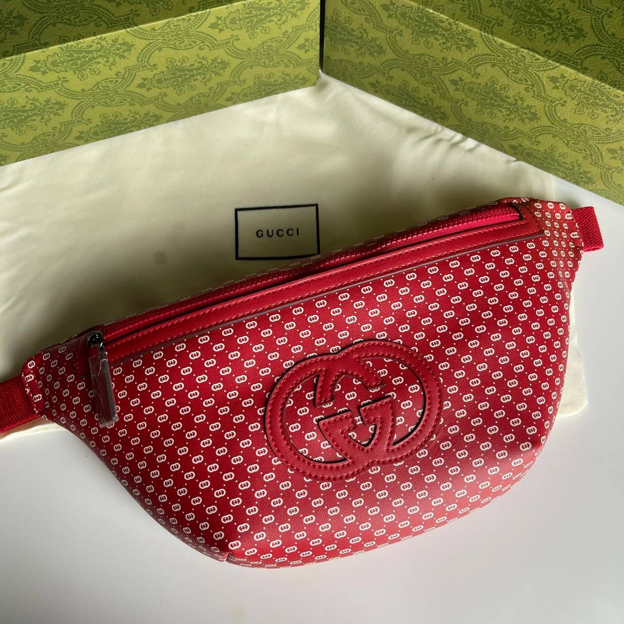 หนังแท้ GUCCI BELT BAG / GG BELT BAG RED กระเป๋าคาดอก/คาดเอว รุ่น Unisex ใช้ได้ทั้งหญิงชาย ภายในเป็นช่องโล่งกว้าง ใบใหญ่ขนาดมาตรฐานจุของได้เยอะ สายสะพายปรับได้ตามตัว ใบจริงเห็นแล้วหลงรัก คุ้มค่าที่สุด อีกรุ่นหนึ่งที่หลายคนตามหา งานออริสวยมาก ทำจากหนังแท้ 