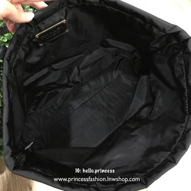 Chanel Large Tote Bag ViP Gift With Purchase (GWP) New in! กระเป๋าสะพายทรง shopping bag ใบใหญ่ VIP. gift ของแท้! จาก Chanel Cosmetic Counter วัสดุ Cotton & Nylon & Polyester เนื้อนิ่มลายตาราง ด้านหน้าปักโลโก้แบรนด์ เปิดปิดด้วยแถบแม่เหล็ก ซ่อนที่ปากกระเป๋า