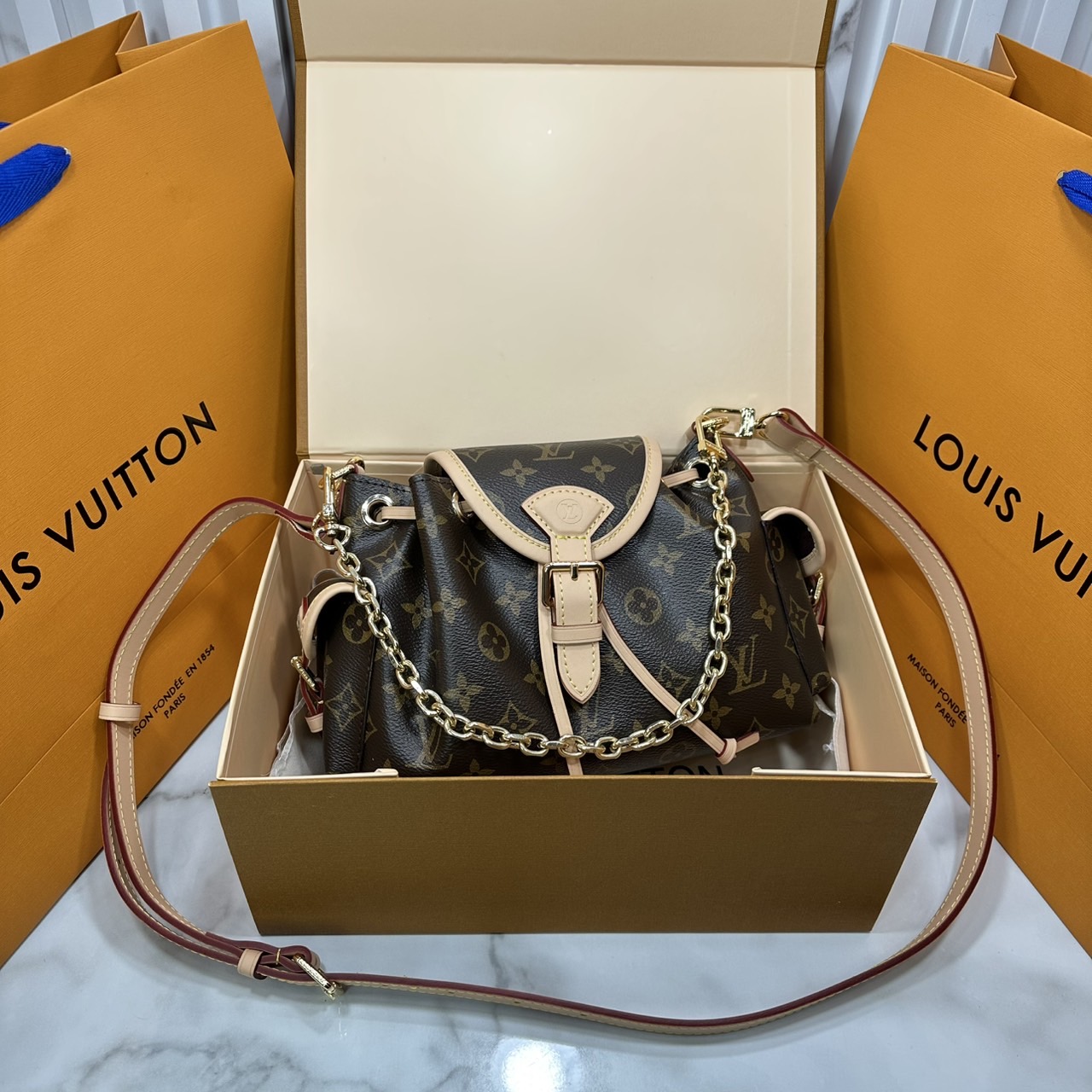 ORI หนังแท้ | LV Odyssee bag Monogram Canvas กระเป๋าสะพายดีไซน์ใหม่ คอลเลกชันประจำฤดูกาล Pre-Fall 2025 ออกแบบมาเพื่อเชิดชูมรดกล้ำค่าที่สืบทอดจากรุ่นสู่รุ่น ดีไซน์ทันสมัยใช้งานได้ทุกวัน
