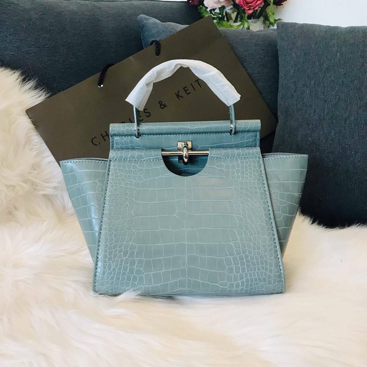 New arrival!! CHARLES & KEITH CROC-EFFECT TRAPEZE BAG กระเป๋าสะพายรุ่นใหม่ล่าสุด วัสดุหนังเรียบเงาสวย นิ่ม น้ำหนักเบา อะไหล่เงิน เปิดปิดกระเป๋าแบบกดล็อก ด้านในโล่งกว้างมีช่องซิปสำหรับใส่ของ ใส่กระเป๋าสตางค์ใบยาว Iphone+ได้ทุกรุ่น มาพร้อมสายสะพายยาวถอด-ปรั