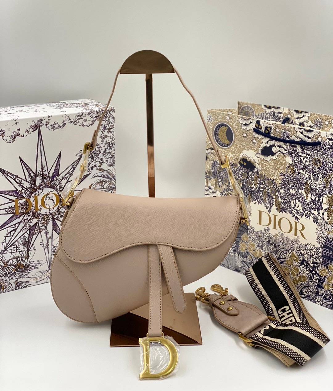 ORI หนังแท้ | DIOR Saddle Bag with Strap Grained Leather กระเป๋าถือ/สะพายทรงอานม้า รุ่นยอดนิยมที่มีเอกลักษณ์สวยงามเหนือกาลเวลา ลูกเล่นห้อยด้วยตัวอักษร D ตรงหูหิ้วมีกิมมิค CD สวยหรูดูแพง