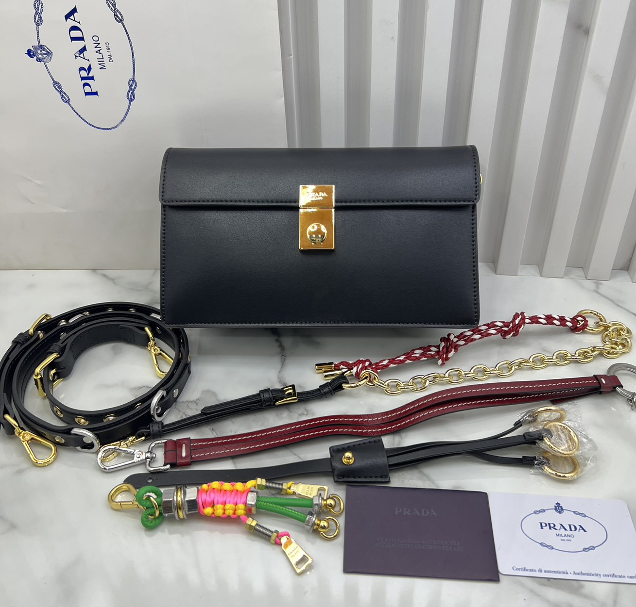 ORI หนังแท้ | 22cm Prada Soft Sound small leather shoulder bag with charms กระเป๋าสะพายทรงกล่อง รุ่นใหม่ล่าสุด มาแรงแบบเกินต้าน ด้วยดีไซน์เรียบ แต่มีกิมมิคเท่ห์ๆ ที่สายและพวงห้อยหลากสีสุดคิวท์