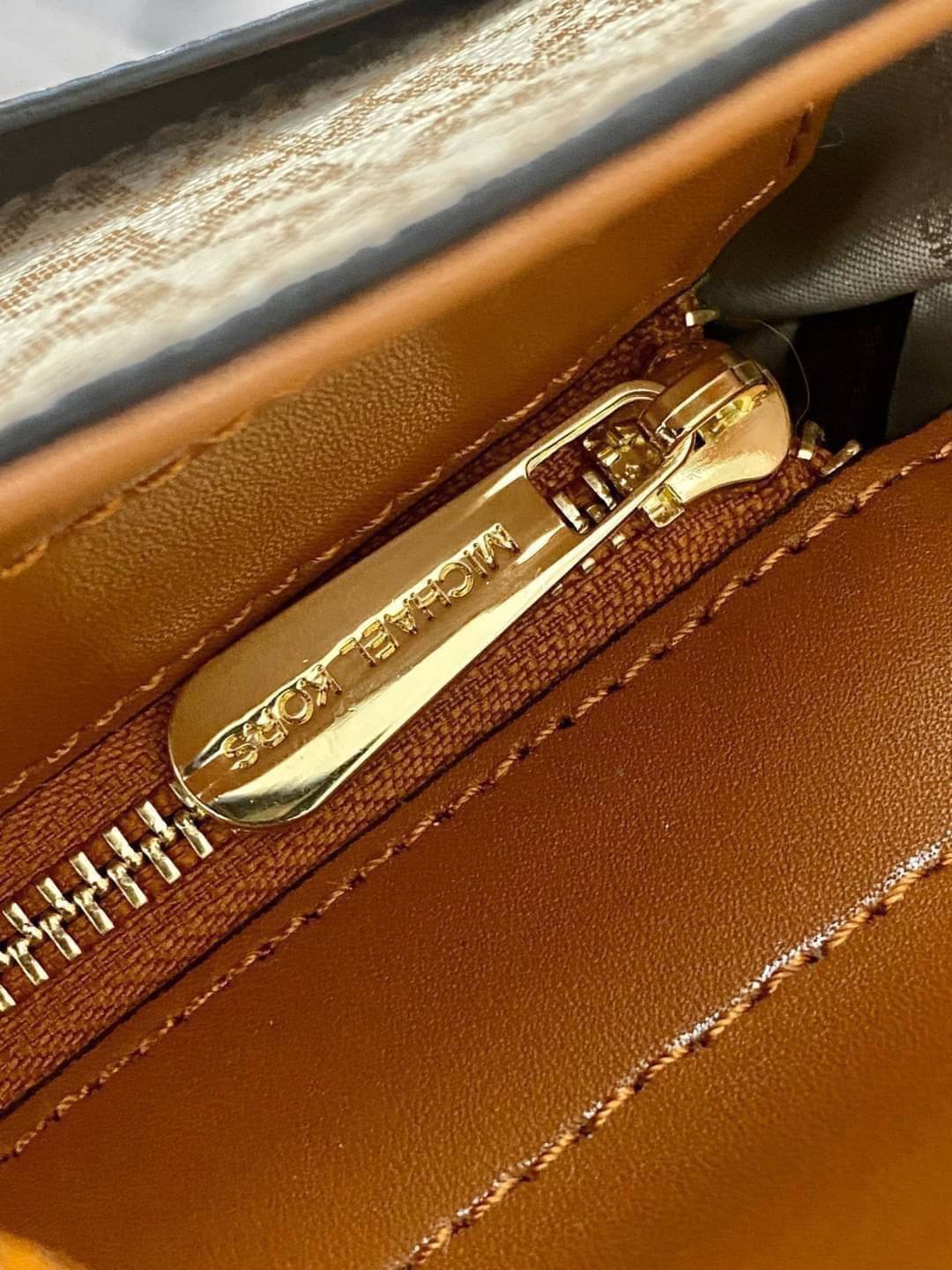 MICHAEL KORS TOTE BAG กระเป๋าสะพายไหล่ทรง Tote ใบใหญ่กำลังดีหนัง Saffiano สวยหรูอยู่ทรง ด้านหน้าประดับโลโก้สีทองสวย และมีช่องใส่2 ช่อง พร้อมอะไหล่ห้อยแบรนด์ ภายในมี 2 ช่องหลัก 1 ช่องซิปกลาง และช่องเล็ก ใส่ของจุกจิก กว้างและจุ ใส่ ipad เอกสาร A4 กระเป๋าสตา