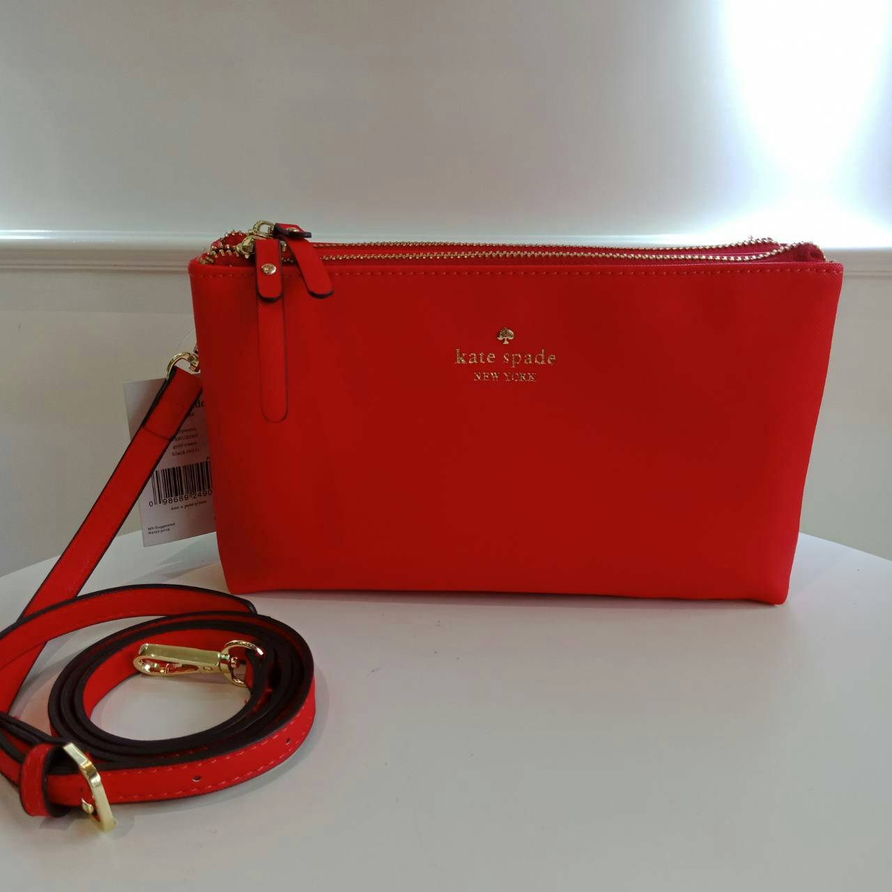 Kate Spade 2 zips crossbody bagกระเป๋าสะพายครอสบอดี้ **ทรงน่ารัก เปิดปิดกระเป๋าด้วยซิป2ช่อง ด้านในมีช่องซิป อีกด้านมีช่องใส่ของ หนังนื่ม นุ่มมือ สายสะพายเลื่อนปรับระดับได้ สามารถใส่กปต.ยาว ได้พอดีน้าา บอกเลยว่า เริ่ดมากจริงๆ คุ้มค่าราคาที่สุดค้าาา