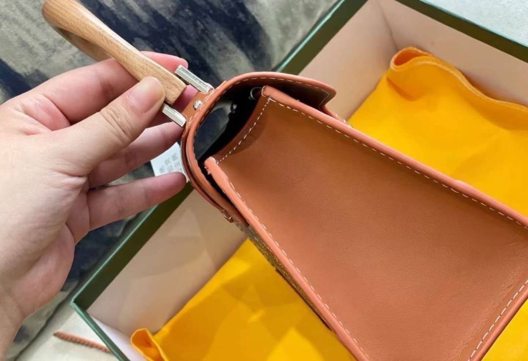 GOYARD Saigon Structure Mini Bag คุ้มค่าและ exclusive ที่สุดกระเป๋าทรงโท้ทไซส์มินิ ดีไซน์ล้ำ โดดเด่นด้วยรูปทรงและมือจับไม้สังเคราะห์ ที่ไม่เหมือนใคร และเพิ่มลูกเล่นด้วยสายคาด ใช้งานได้ทุกสถานการณ์ หยิบใช้วันไหนๆ ก็ตอบโจทย์ได้หมดน้า