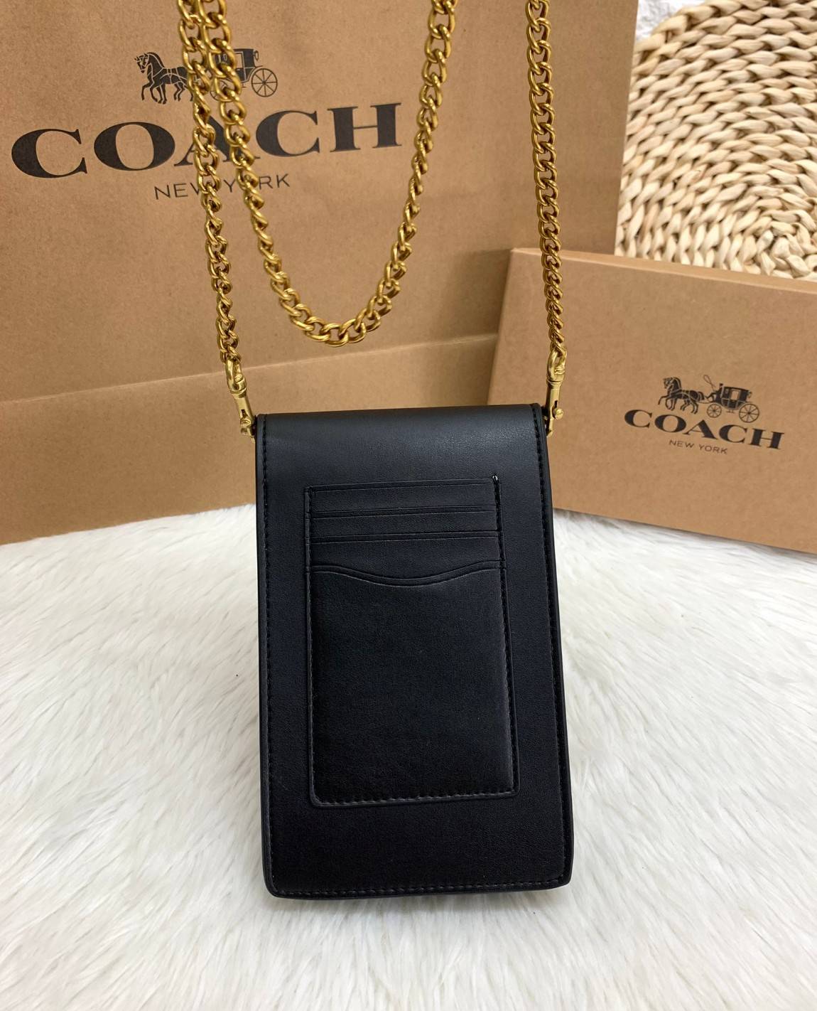 COACH PHONE CASE CROSSBODY BAG ((73486//76988//76357//39955//91046)) COACH NORTH/SOUTH CROSSBODY IN SIGNATURE CANVAS กระเป๋าใส่โทรศัพท์รุ่นนี้ มีความโดดเด่นทั้งดีไซน์และคุณสมบัติในการใช้งาน ด้วยลวดลายที่มีซิกเนเจอร์เป็นเอกลักษณ์แล้ว ด้านหลังยังมีช่องใส่กา