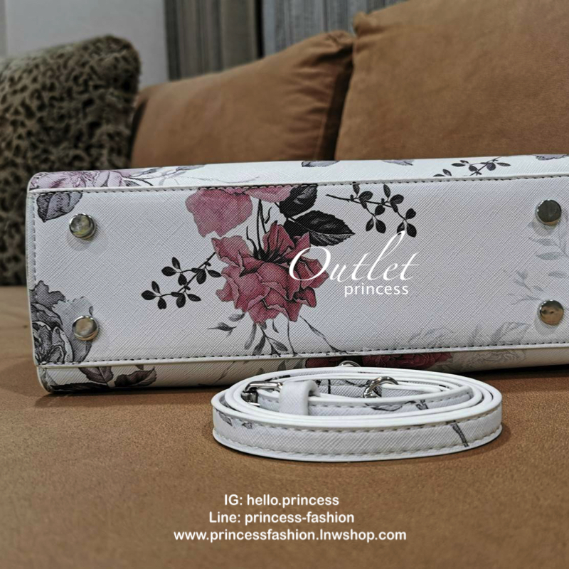 GUESS WOMAN CROSS BODY BAG กระเป๋าถือ/สะพายรุ่นใหม่ล่าสุดจาก GUESS FACTORY หนังสวยอยู่ทรงแข็งไม่ย้วย ขนาดกำลังดี น้ำหนักเบาด้านหน้าประดับโลโก้แบร์นพร้อมอะไหล่เงินที่หูหิ้วและมุมขอบกระเป๋าเพิ่มดีเทลเก๋ หูจับเเข็งแรงพับลงได้ เปิดปิดด้วยซิปสะดวกใช้ ภายในมีโล