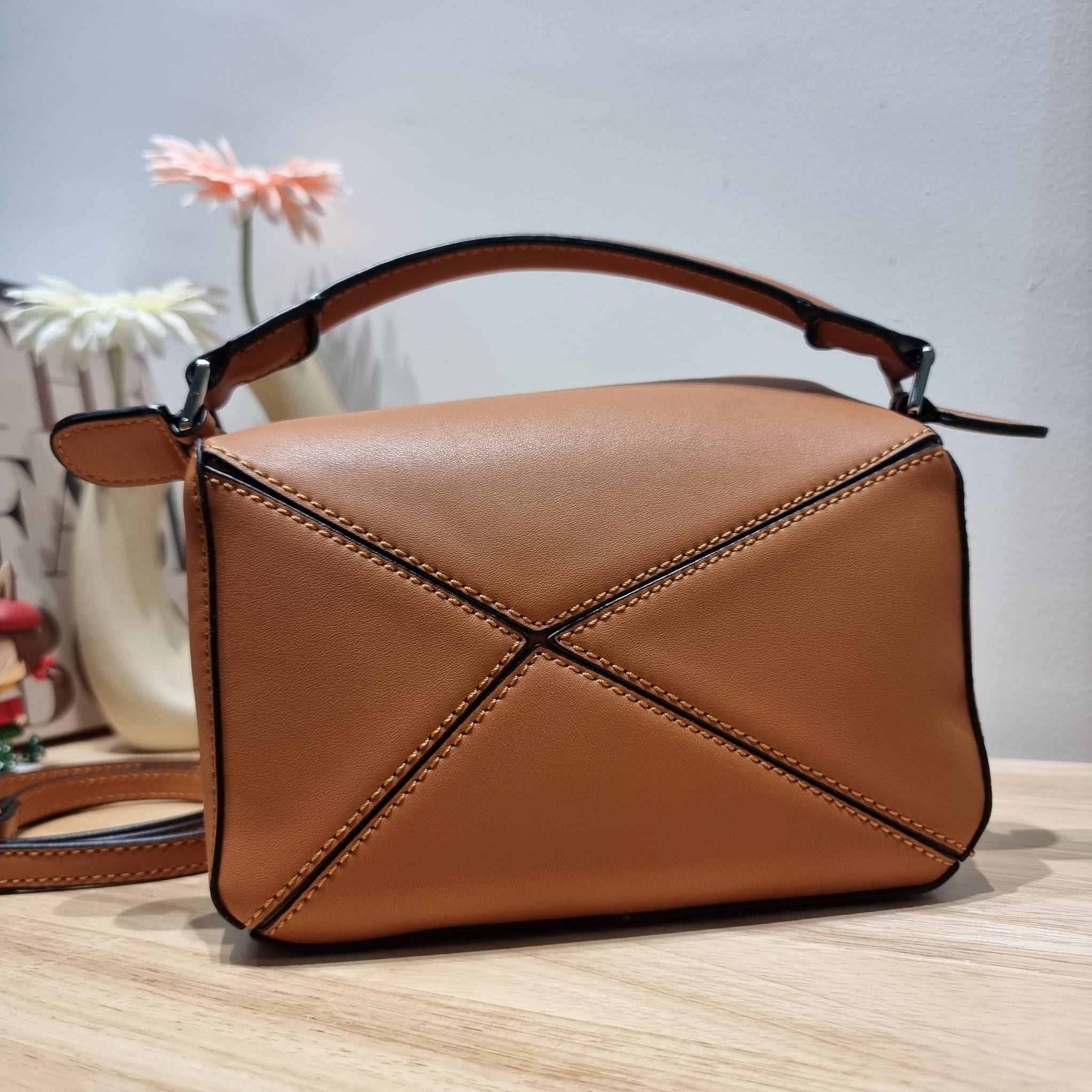 LOEWE MINI PUZZLE BAG IN CLASSIC สุดยอดแบรนด์ที่ดีไซน์เป็นเอกลักษณ์ โดดเด่น สวยหรู กับกระเป๋าสะพายข้างทรงกล่อง ไซส์มินิ สไตล์พัซเซิล