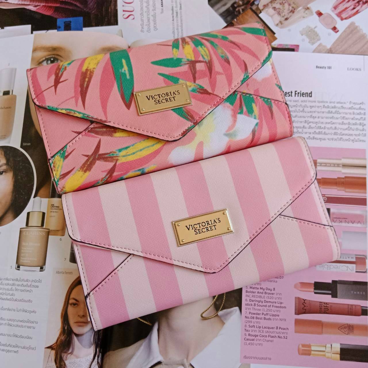 กระเป๋าสตางค์ลาย signature จากแบรนด์ฮิตอย่าง Victoria Secret โทนสีชมพู ขนาดกะทัดรัด เปิดปิดด้วยฝาพับกระดุม แบบสามตอน ด้านในมีช่องใส่ธนบัตรยาวได้ ใส่บัตรหลายช่อง แถมยังมีช่องซิปใหญ่อีกหนึ่งช่อง เพิ่มความเก๋ด้วยช่องใส่รูปตรงกลาง สวยครบจบทุกฟังค์ชั่น ให้เป็น