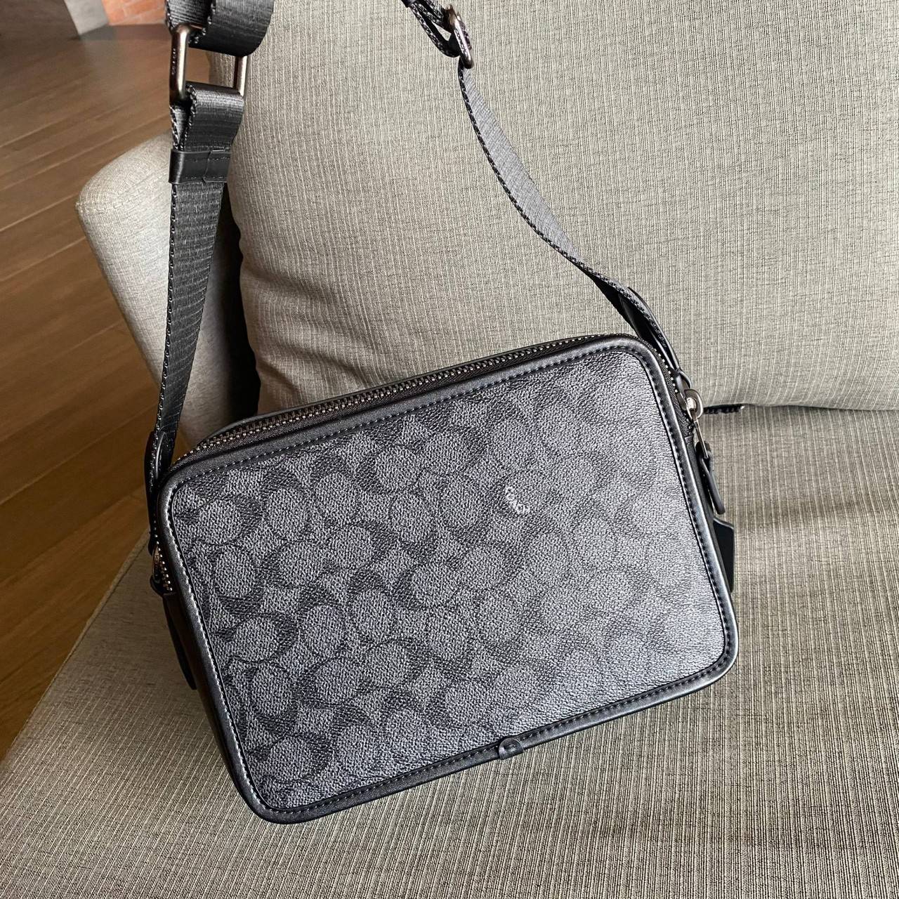 CHARTER CROSSBODY 24 IN SIGNATURE CANVAS (COACH C5341) 😎😎 กระเป๋าสะพายข้าง ไอเท็มยอดฮิตทรงหล่อ เรียบหรู ดูดี เป็นรุ่นที่หนุ่มตามหากันเยอะมาก วัสดุหนังแคนวาสสลับหนังแท้ เปิด-ปิดด้วยซิป 2 ช่อง มีช่องแยกใส่ของเป็นสัดส่วน สะพายไปเที่ยวหรือทำงา