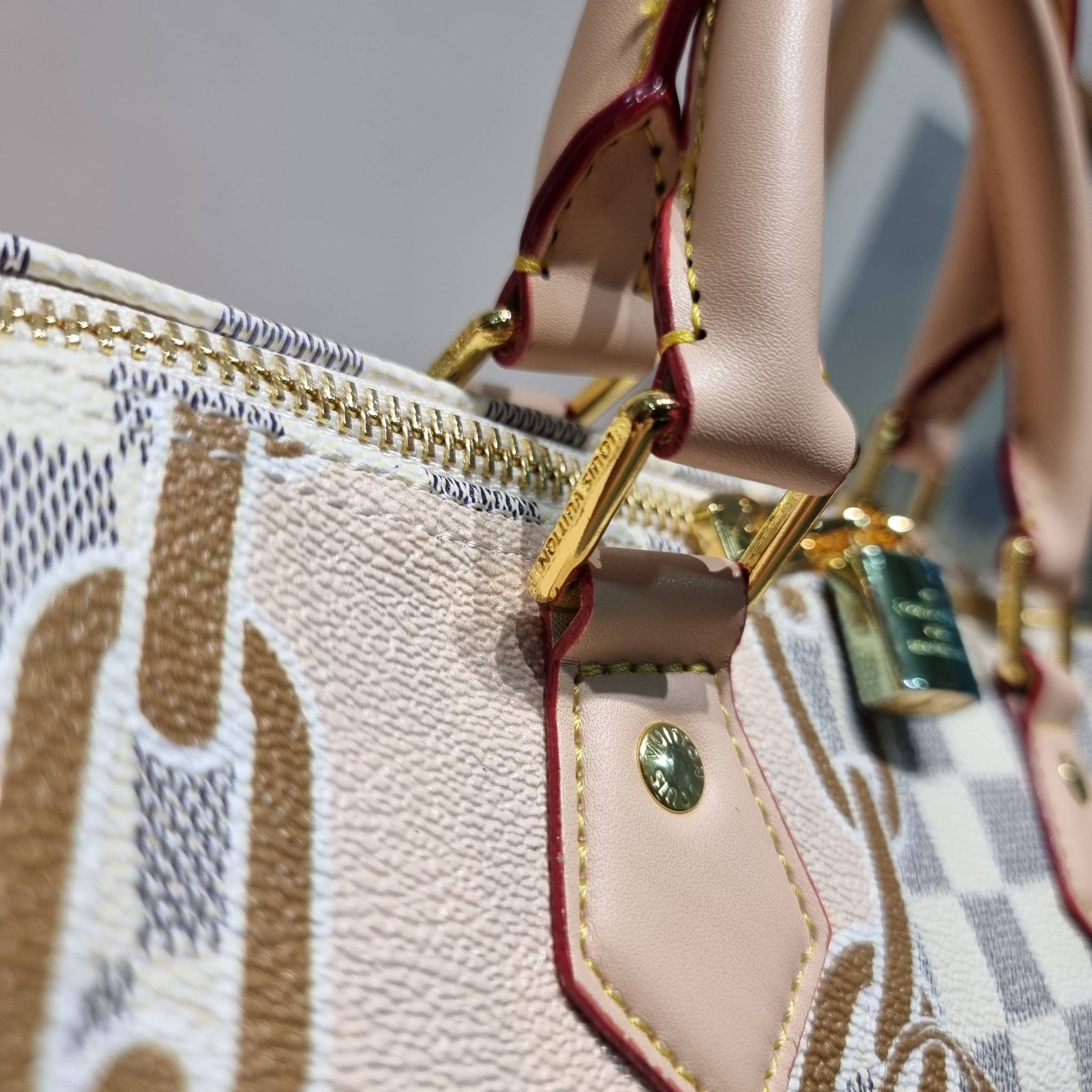 LV Speedy Bandoulière 25 Damier Azur กระเป๋าทรงหมอน รุ่นท็อปฮิต กับดีไซน์ใหม่ต้อนรับฤดูร้อน โดดเด่นด้วยวัสดุแคนวาสตกแต่งลายพิมพ์ไม่เกร่อ วัสดุหนังแคนวาส