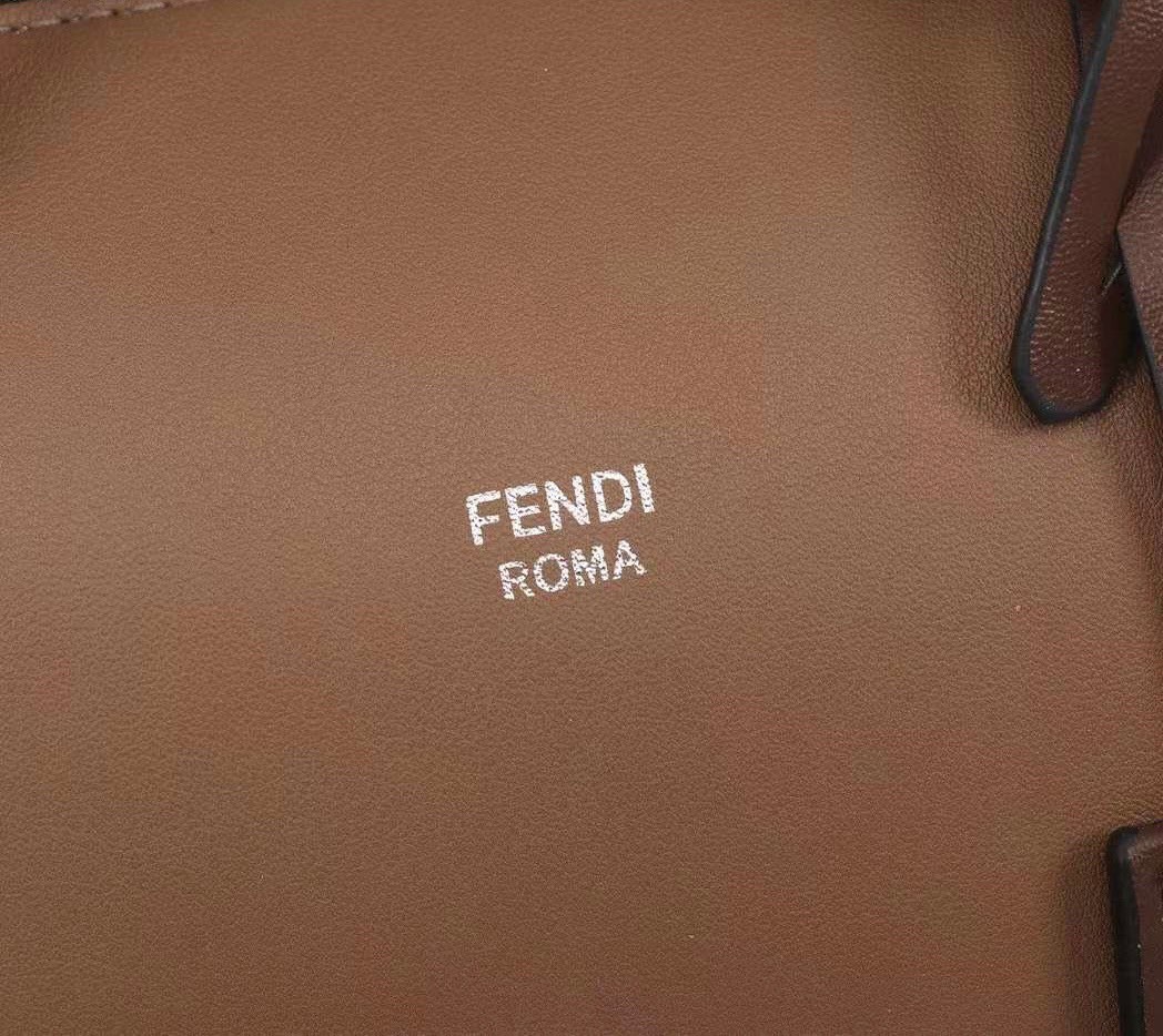 FENDI by the way small เกรดออริจินอล กระเป๋าถือ/สะพายข้างทรงหมอน รุ่นตามหา วัสดุหนังสวย มาพร้อมสายสะพายถอดออกได้ ใช้วันไหนๆกับชุดไหนๆได้หมดเลยทีเดียว อีกหนึ่งรุ่นที่ต้องแนะนำนะคะ