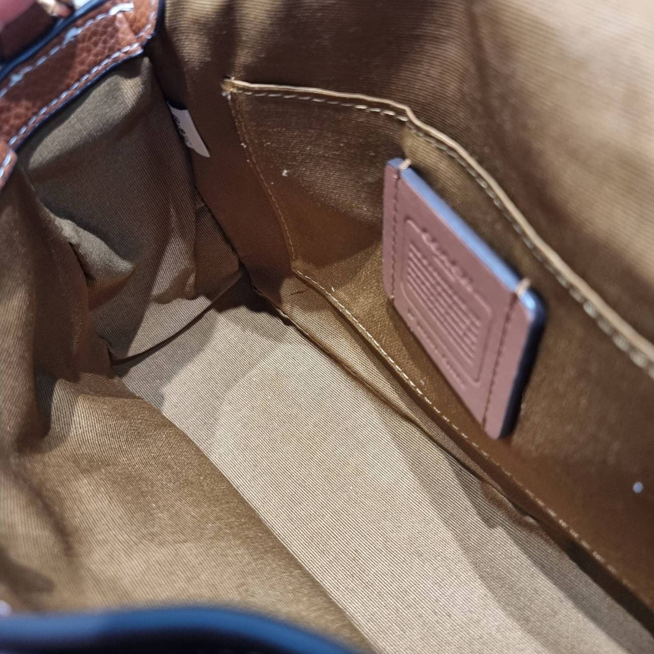 OACH LOGAN MESSENGER IN SIGNATURE CH483 CH252 กระเป๋าสะพาย รุ่นใหม่ สไตล์สปอร์ต ดีไซน์สวย ขนาดกำลังดีคล่องตัว สายสะพายเส้นใหญ่ทนทาน