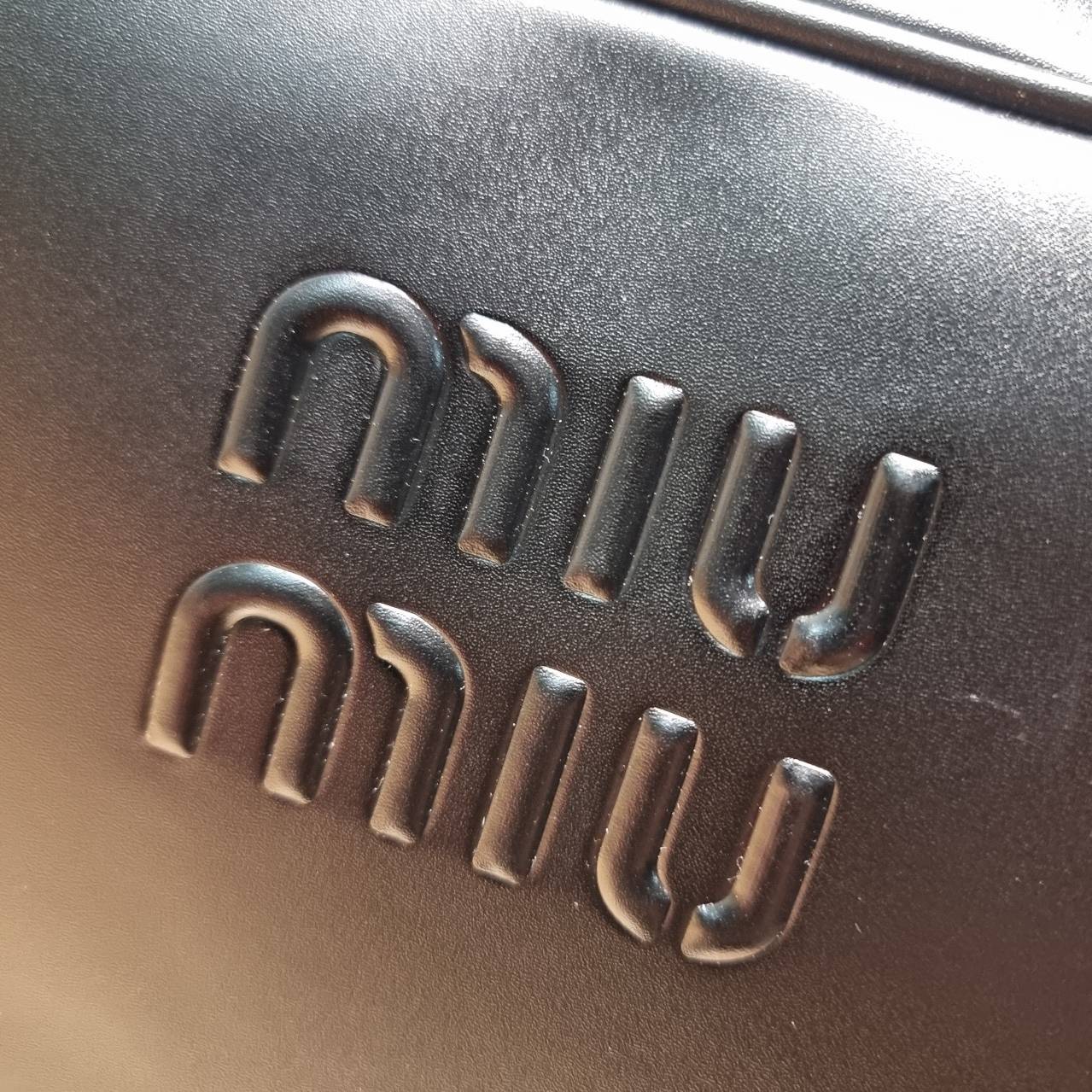 MIU MIU LEATHER BEAU BAG กระเป๋าถือรุ่นสุดจึ้ง ที่ไม่มีตอนนี้คือพลาด ดีไซน์เรียบแต่มากมีอยู่จริง สวยดูแพง หูจับในตัวง่ายและสะดวกพกพา เพียงแค่คล้องไหล่ ขนาดใหญ่จุของได้แบบสบายๆ