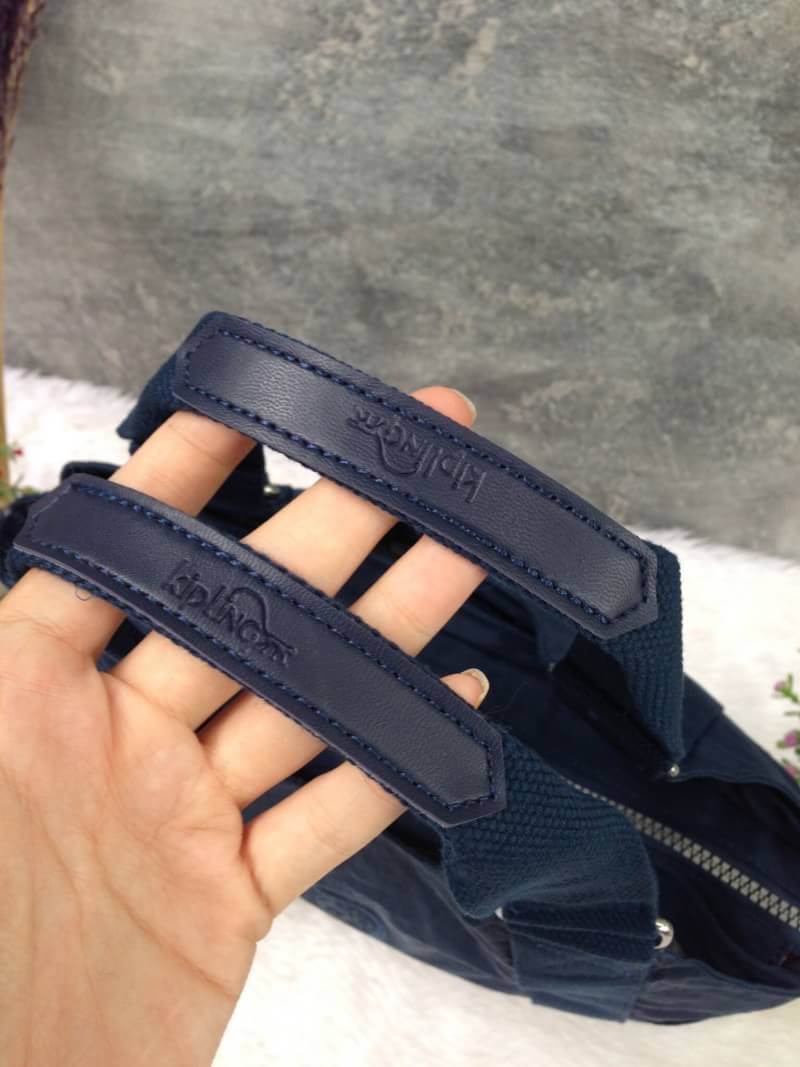 Kipling รุ่น Cicele กระเป๋าสะพายไหล่ใบใหญ่ สวยน่ารัก ตัวกระเป๋าด้านในเป็นช่องโล่งแบบปิดเปิดด้วยซิป มีช่องซิปด้านใน ด้านข้างกระเป๋า มี 2 ช่อง ปิดเปิด ด้วยเทป พร้อมที่ใส่โทรศัพท์ ปากกา และ MP 3 ในส่วนด้านใน และ ด้านข้างกระเป๋า ซ้าย-ขวา เป็นช่องขนาดเล็กสำหรั