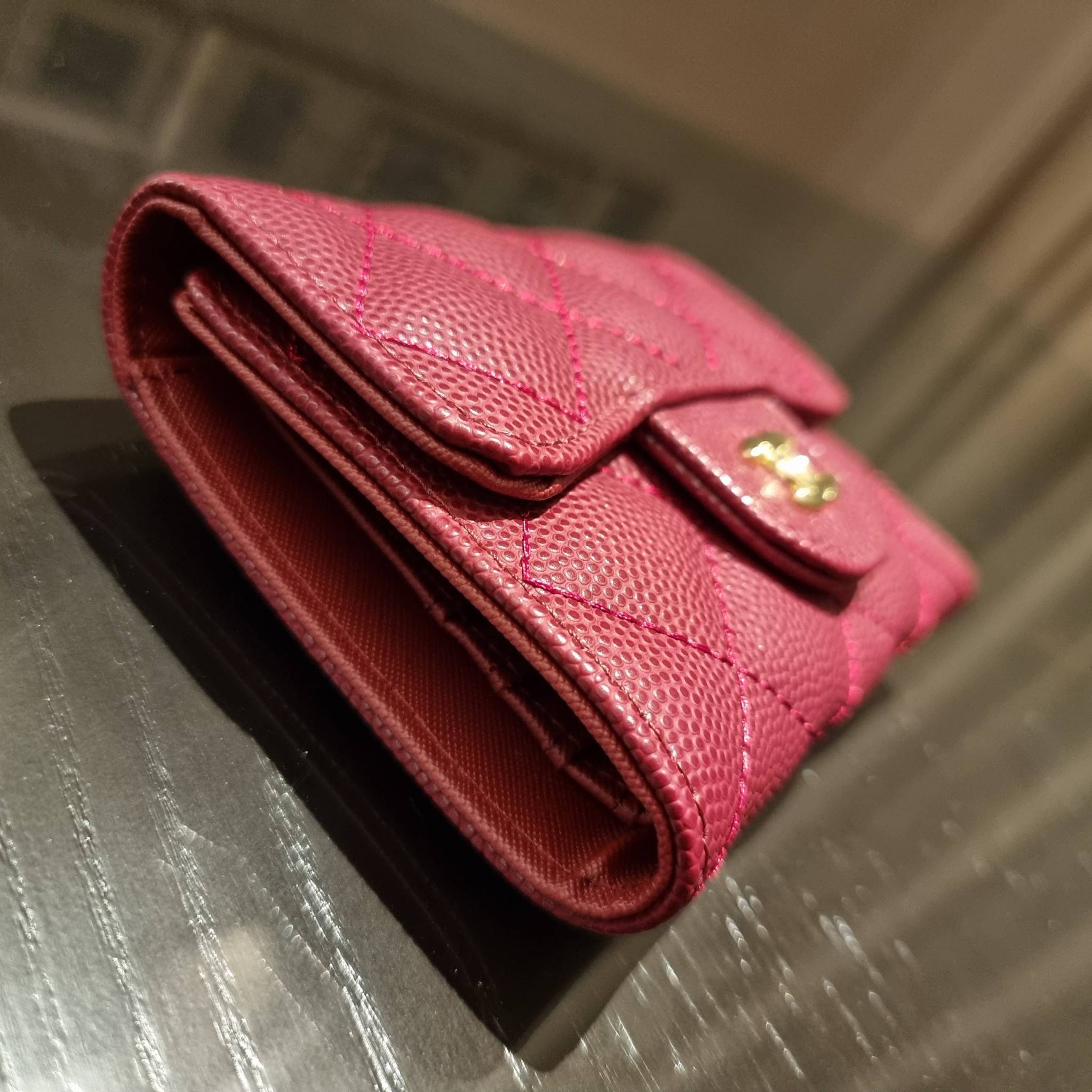 VIP 】มาแล้วจ้า!! รุ่นแนะนำ!! ฮิตติดใจสาวๆ!! กระเป๋าสตางค์ใบสั้นรุ่นฝาพับ จาก Chanel premium for gift เรียบหรู ดูไฮน์ วัสดุหนังสังเคราะห์ลายคาร์เวีย ด้านในเป็นหนังซาฟเฟียโน่ เปิด-ปิดด้วยกระดุมแม่เหล็ก ภายในกระเป๋ามีช่องใส่บัตร ใส่ธนบัตรได้ ดีไซน์เรียบหรูตา