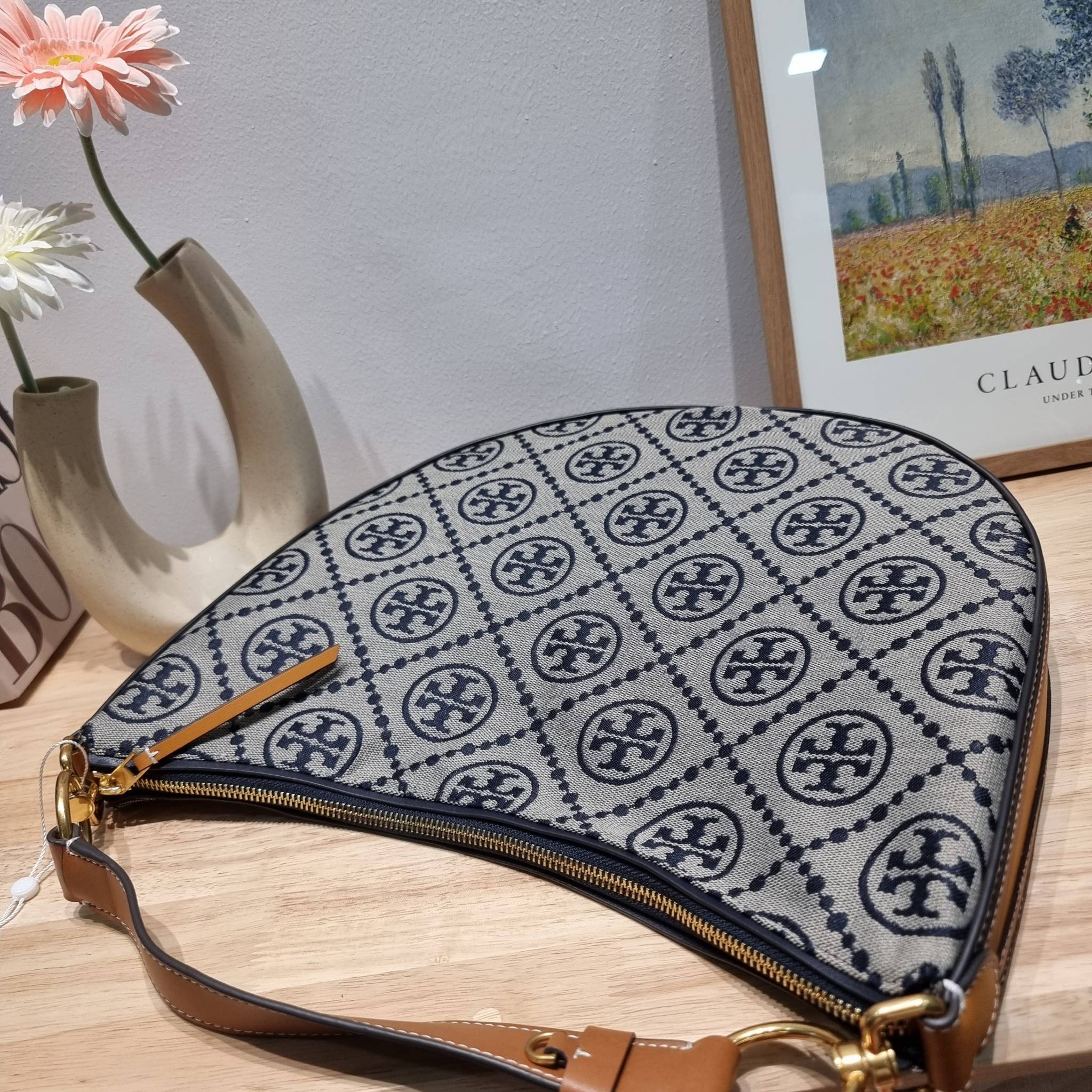 ใบใหญ่ 35cm Tory Burch T Monogram Medium Crescent Bag / TORY BURCH T MONOGRAM JACQUARD CRESCENT BAG ไซส์ใหญ่กับไอเท็มสุดร้อนแรง เซเลปรีวิวเยอะมาก!! สาวๆตามหากันไปอีก กระเป๋าทรง half moon ที่ดีไซน์บนผ้า jacquard ลวดลายซิกเนเจอร์ เรียบหรู ผู้ดีมากแม่!