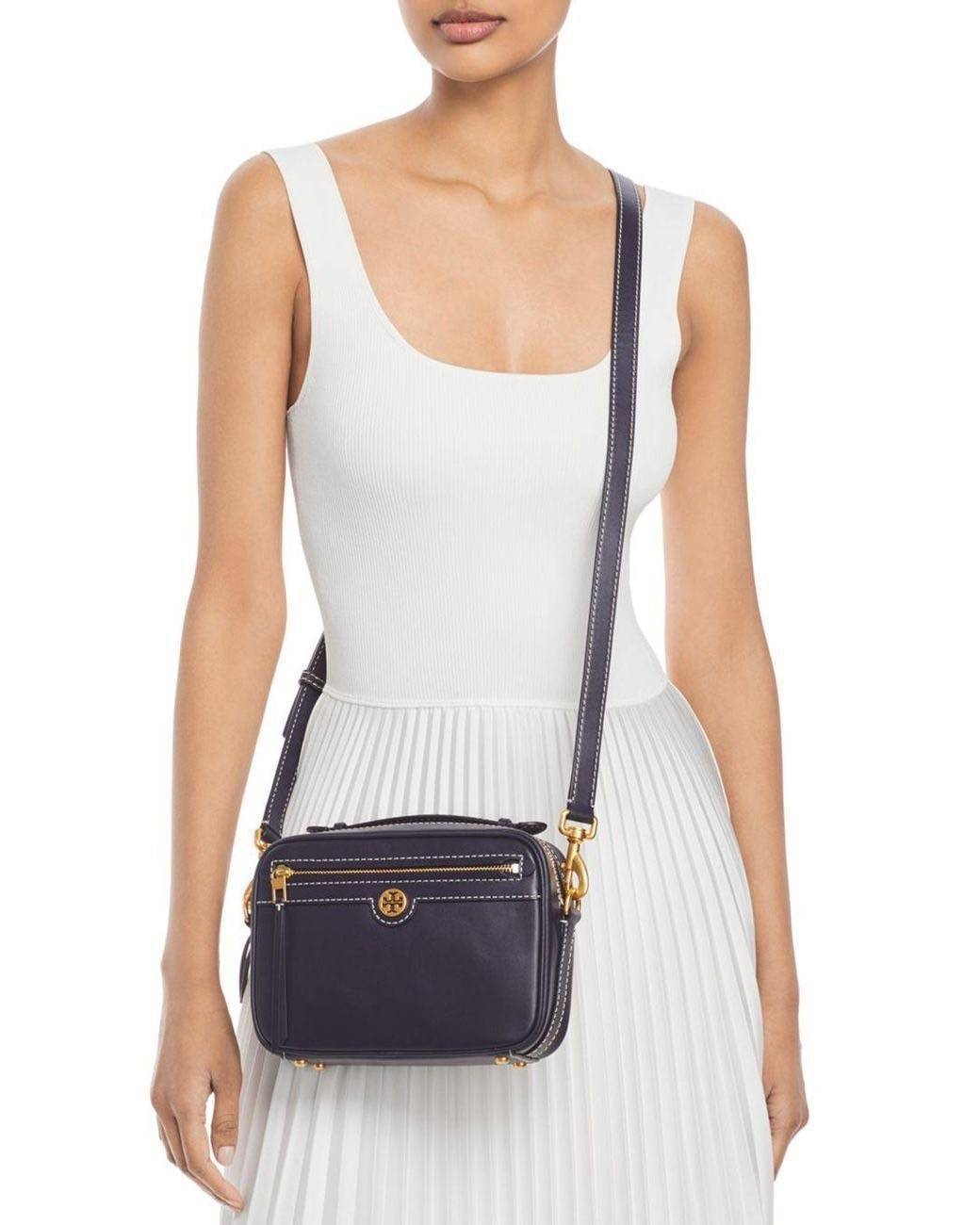 TORY BURCH T MONOGRAM JACQUARD CAMERA BAG กระเป๋าสะพาย Crossbody วัสดุหนังวัวแท้ การออกแบบเรียบง่าย ยังคงความหรูหราเอาไว้ โดดเด่นด้วยลวดลาย T Monogram มาพร้อมสายสะพายยาวแบบสปอร์ต ถอดออกได้ สายปรับระดับได้ ตอบสนองการใช้งานได้ดี มีหูหิ้วด้านบนสามารถใช้งานได