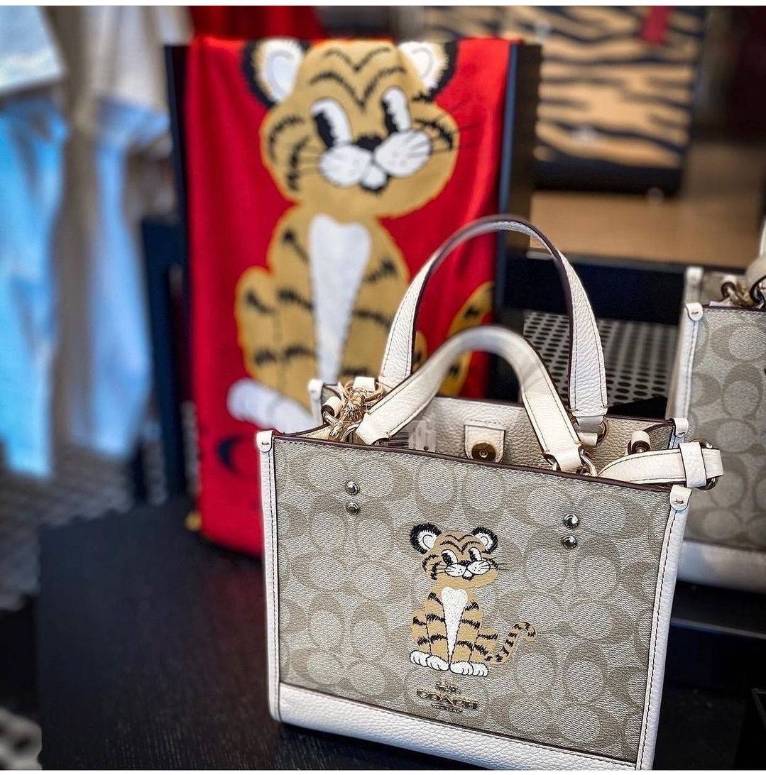 COACH C7001 DEMPSEY TOTE 22 IN SIGNATURE CANVAS WITH TIGER 🐯🐯 คอลเลคชั่นฉลองปีเสือต้องมาจ้า กับรุ่นคลาสสิค กระเป๋าทรงโท้ท ขนาดน่ารักน่าใช้มากๆ ดีไซน์น้องเสือจิ้มลิ้มดึงดูดสายตามากๆ ฟังก์ชั่นการใช้งานสะดวก มีทั้งสายคล้องในตัว และสายครอสบอดี