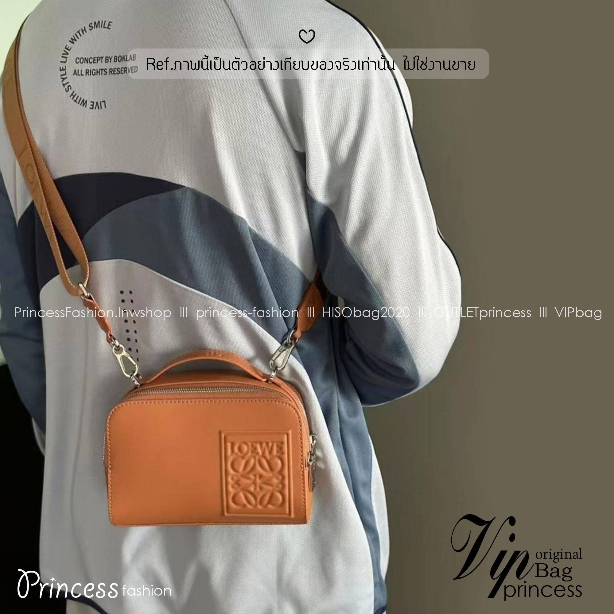 Loewe Mini Camera Crossbody Bag กระเป๋าสะพายทรงกล่อง เรียบหรูเป็นเอกลักษณ์ อย่างแท้จริง ปั้มโลโก้โดดเด่นสีเดียวกับพื้นหนัง ให้ความรู้สึกเรียบง่ายแต่แฝงความคลาสสิกในตัว