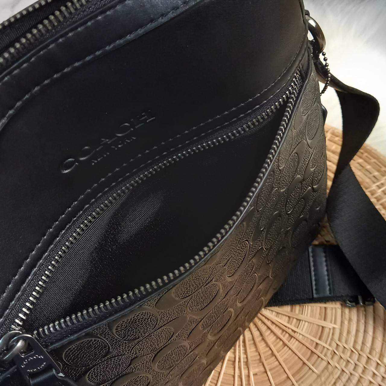 COACH HOUSTON FLIGHT BAG IN SIGNATURE LEATHER (COACH F73338) กระเป๋าสะพาย ลวดลาย C นูน SIGNATURE ที่ดูโดดเด่นมาก// วัสดุหนังแท้ทั้งใบ อยู่ทรงสวย// ด้านในโล่งกว้าง จุของได้เยอะ ด้านหน้ามีอีกช่องซิบไว้เก็บของสำคัญได้อย่างเป็นสัดส่วน ลงตัว เปิด-ปิด ด้วยซิบ/ 