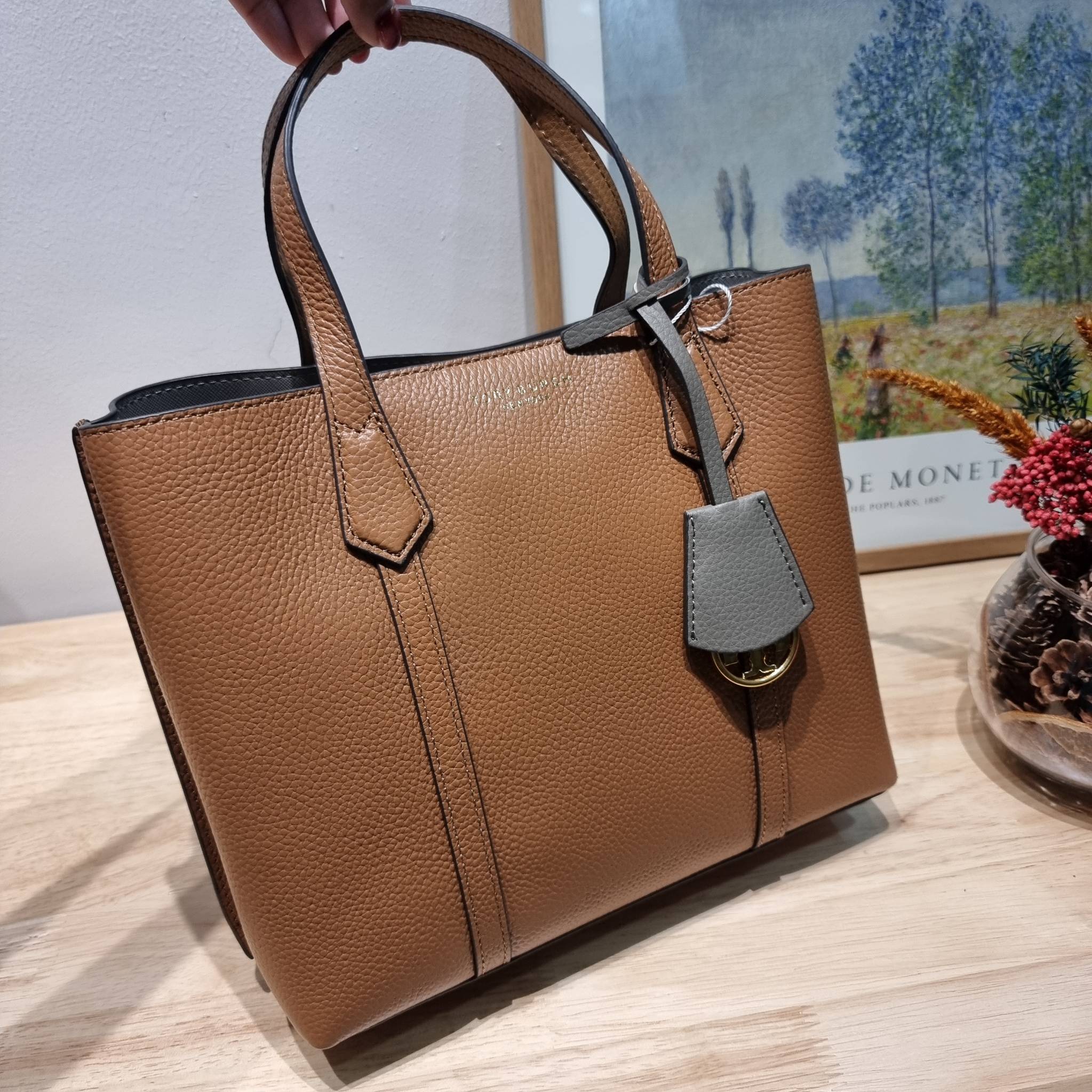 TORY BURCH PERRY SMALL TRIPLE COMPARTMENT TOTE BAG กระเป๋าโท้ทขนาดเล็ก รุ่นขายดี ทรงสวย ดีไซน์ออกมาให้ใช้งานได้ทุกลุค ทุกโอกาส