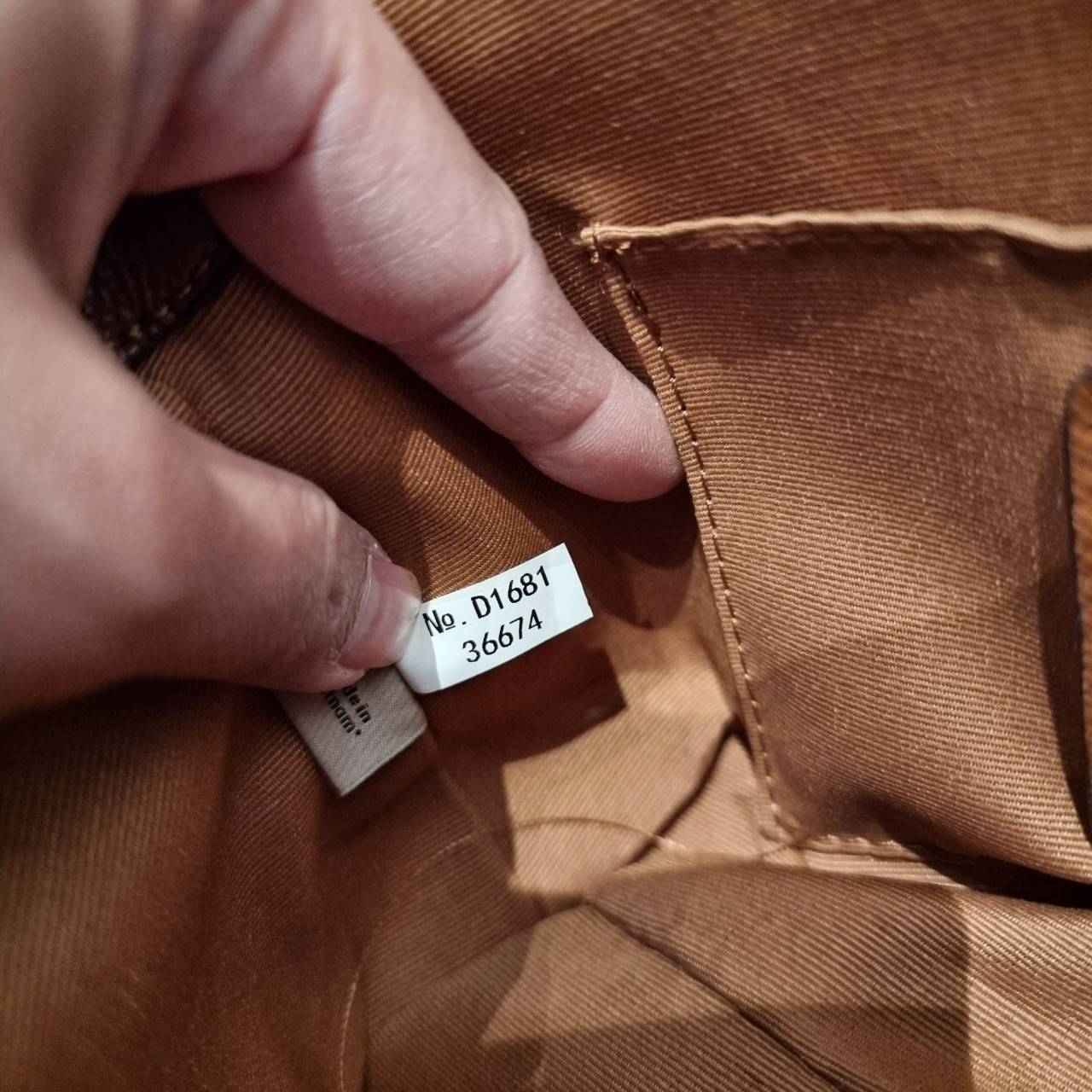 COACH F36674 TOP HANDLE POUCH IN SIGNATURE WITH SNOOPY PRINT คอลเลคชั่นใหม่ ในสไตล์พอช มาให้ช้อปก่อนใครในไทยจ้า น่ารักน่าใช้ไปอีกกับกระเป๋าสะพายทรงฮิตตลอดกาล ด้วยดีไซน์ที่ออกมาให้ใช้งานได้ง่าย ขนาดกำลังเหมาะ วัสดุแคนวาสทนทาน ดีไปหมดขนาดนี้!! คุณลูกค้าถึงส