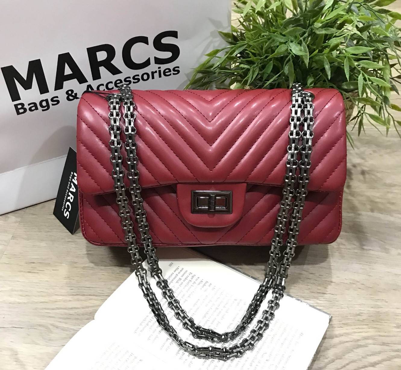MARCS WOMAN QUILTED CHAIN SHOULD BAG New arrival! กระเป๋าสะพาย วัสดุหนังแกะสังเคราะห์ นิ่มสวย อยู่ทรง ลาย chevron สไตล์ Chanel ขนาดกำลังดี น้ำหนักเบา เปิดปิดด้วยตัวล็อคบิด พร้อมฝาปิดกระดุมแม่เหล็ก ภายในมีหลายช่อง ทั้งบริเวณด้านหน้า และฝาปิด ภายในกว้าง และ
