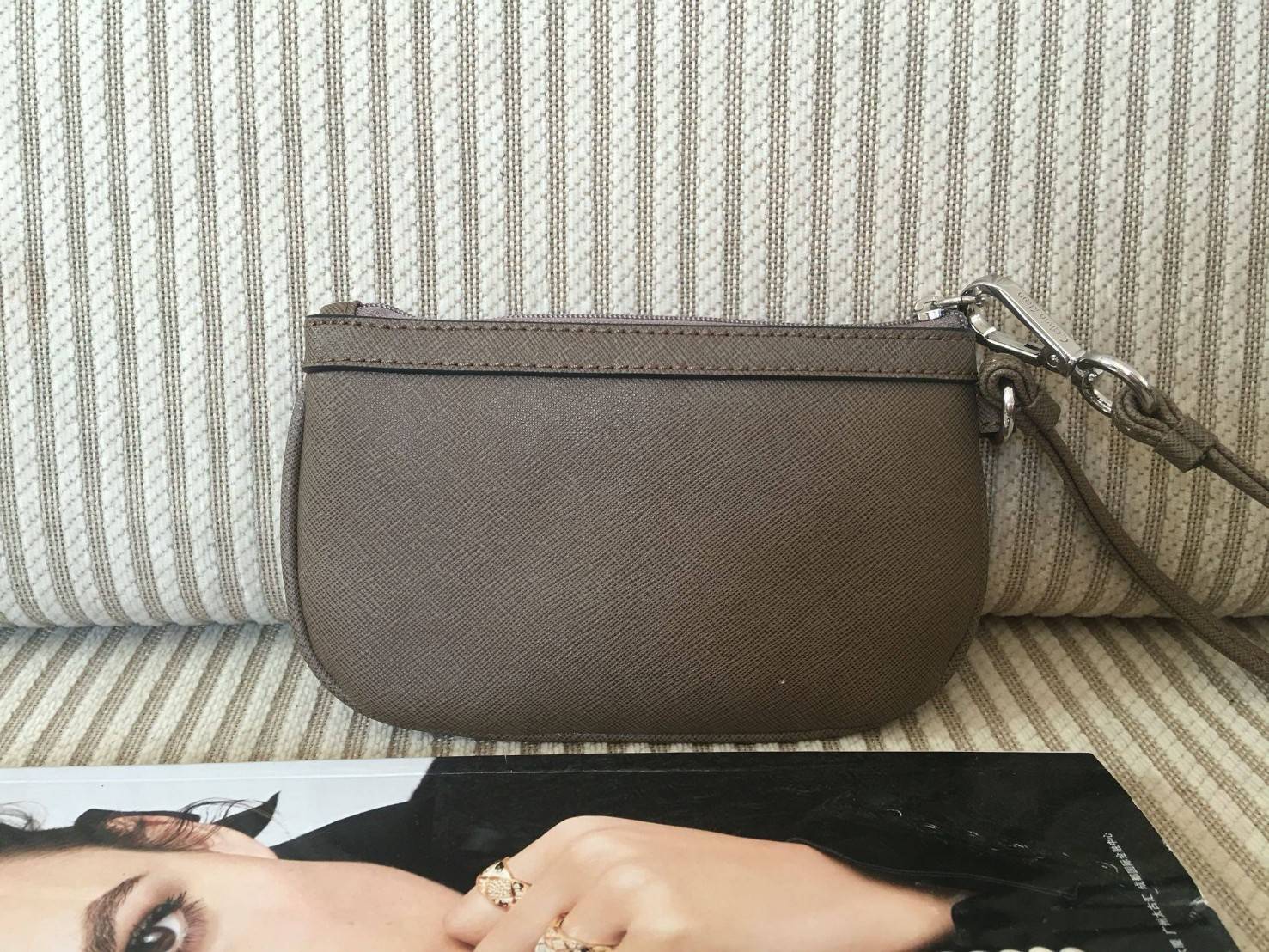 New must have item! กระเป๋าคล้องมือ ทรงน่ารัก จากแบรนด์ calvin klein มีมาให้ช้อปคะ หนัง pvc ทั้งใบอย่างดี มีสายคล้องมือเก๋ ด้านหน้าตกแต่งด้วยโลหะปั้มแบรนด์ เปิดปิดด้วยซิป ด้านในบุด้วยผ้าปั้มแบรนด์ มีช่องใส่บัตรแยก จะใส่ธนบัตรหรือบัตร ก็พกติดตัวในวันสบายๆ