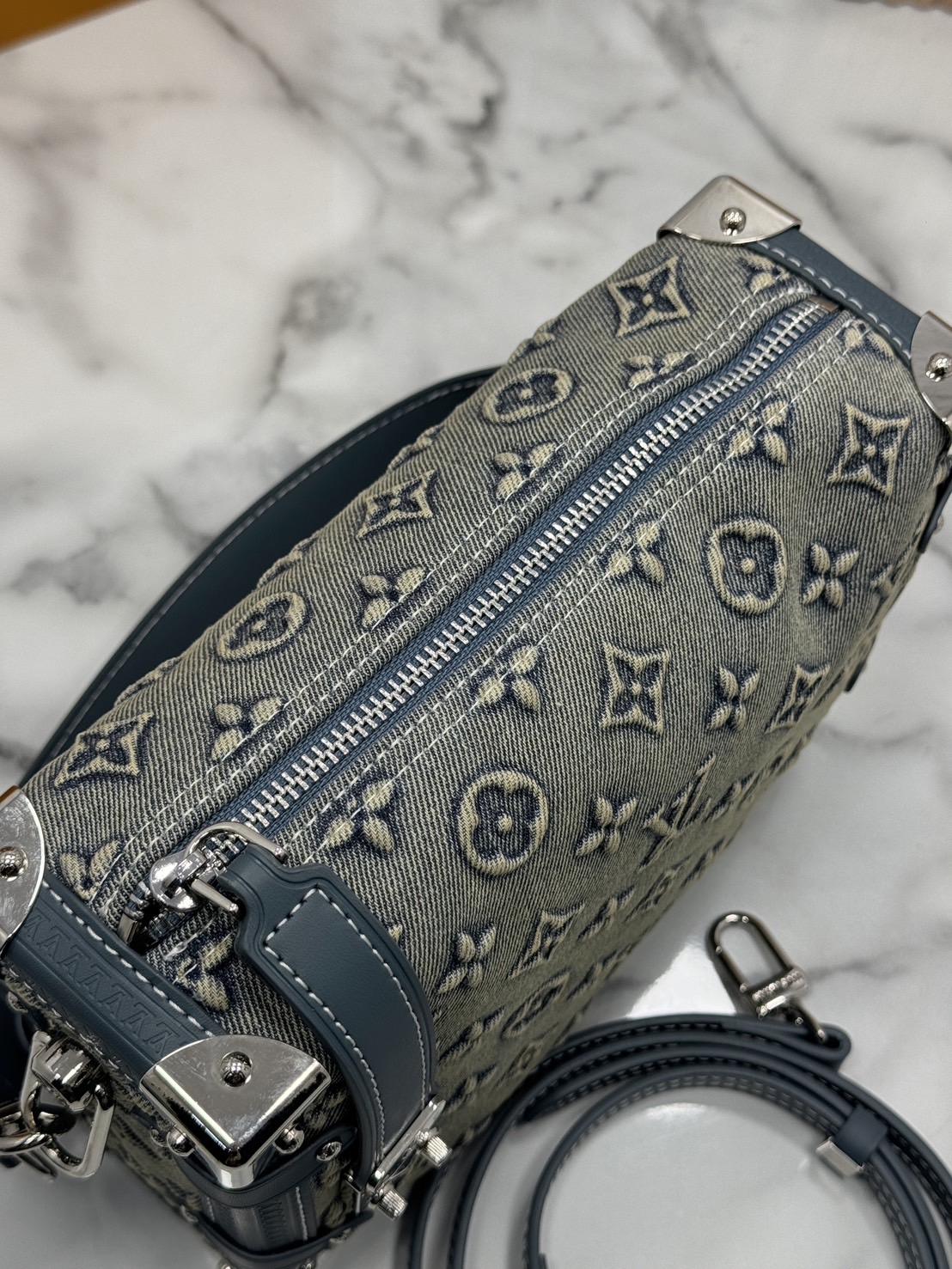 LV Side Trunk Monogram Denim Bag กระเป๋าสะพายทรงกล่องเดนิมซีดสไตล์วินเทจ ปั้มนูนโลโก้ลายโมโนแกรม ไอเท็มหรูหราย้อนยุค ผสมผสานความทันสมัย รูปทรงกล่องสัดส่วนสวยลงตัว โดดเด่นชวนมอง