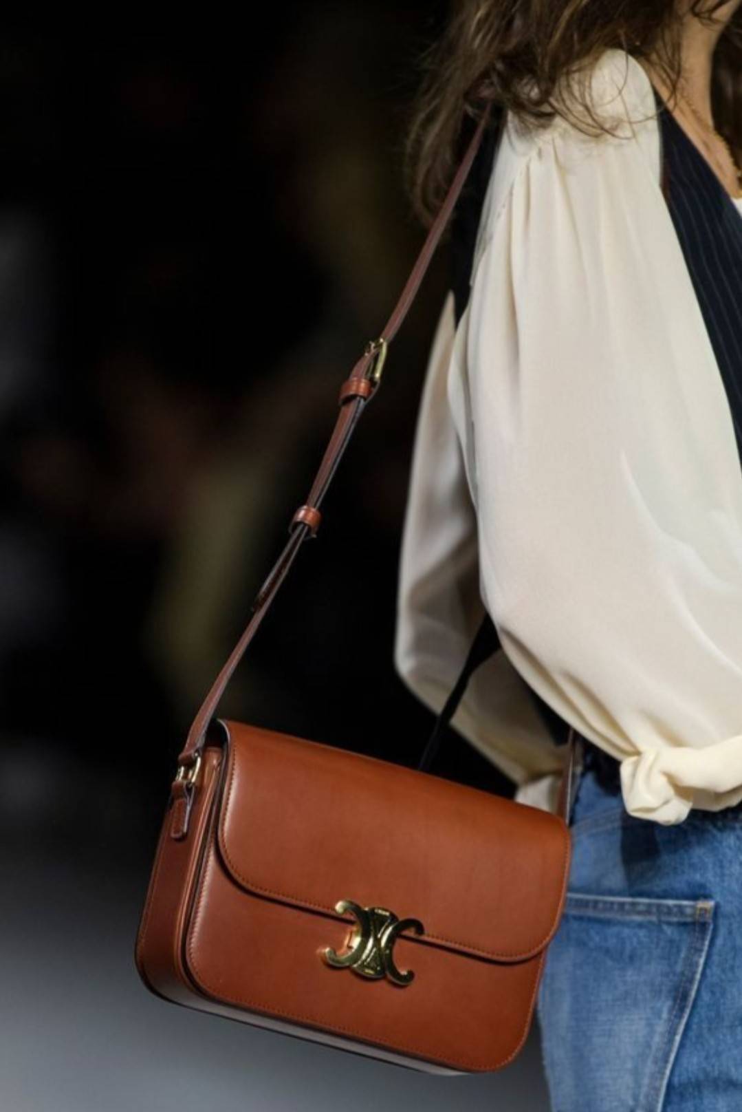 CELINE CLASSIQUE TRIOMPHE BAG IN SHINY CALFSKIN ไอเท็มสุดคลาสสิค ที่ขาดไม่ได้ กระเป๋าสะพายทรงสวยคลาสสิค แฝงความผู้ดี ที่ใช้ได้ทั้งชายหญิง