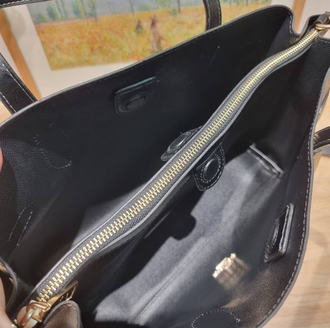 COACH HANNA CARRYALL IN SIGNATURE CANVAS / CH187 / CH195 / CH542 น้องใหม่ เรียบหรู ดูแพง กับกระเป๋าถือ/สะพายทรงสวย คงความคลาสสิค ดีไซน์ตกแต่งสายคาดจับจีบข้างกระเป๋าเพิ่มดีเทล มาพร้อมหูจับในตัว