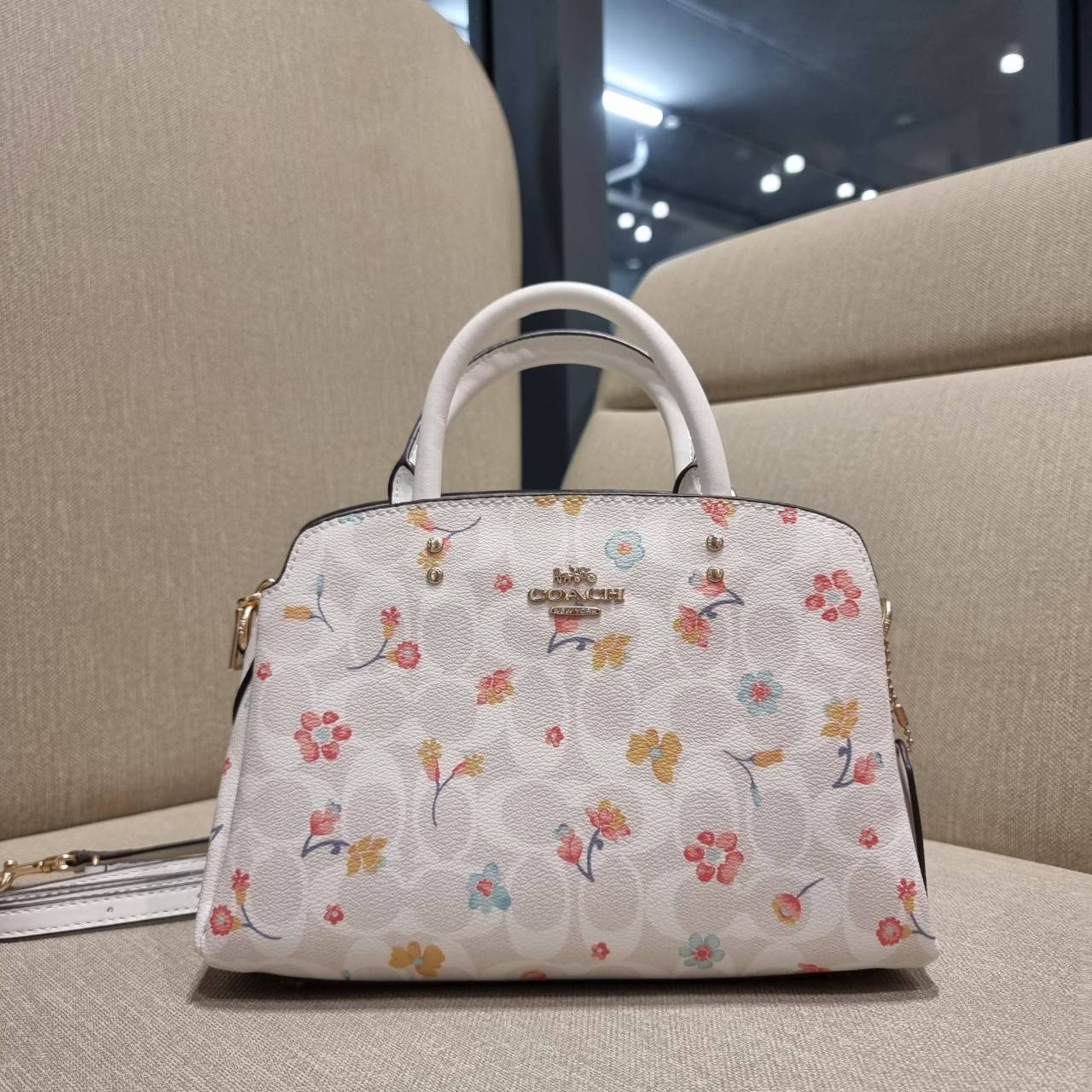 COACH C8340 MINI LILLIE CARRYALL IN SIGNATURE CANVAS WITH MYSTICAL FLORAL PRINT สีใหม่ล่าสุด กับรุ่นที่สุดของความขายดี คอลยอดฮิตในลวดลายสุดชิค กระเป๋าสะพายทรงสวย ที่ดีไซน์ออกมาให้ใช้งานง่าย สะดวก สวย หรู ดูดี!! วัสดุหนังแคนวาสเคลือบลาย มาพร้อมสายสะพายข้าง