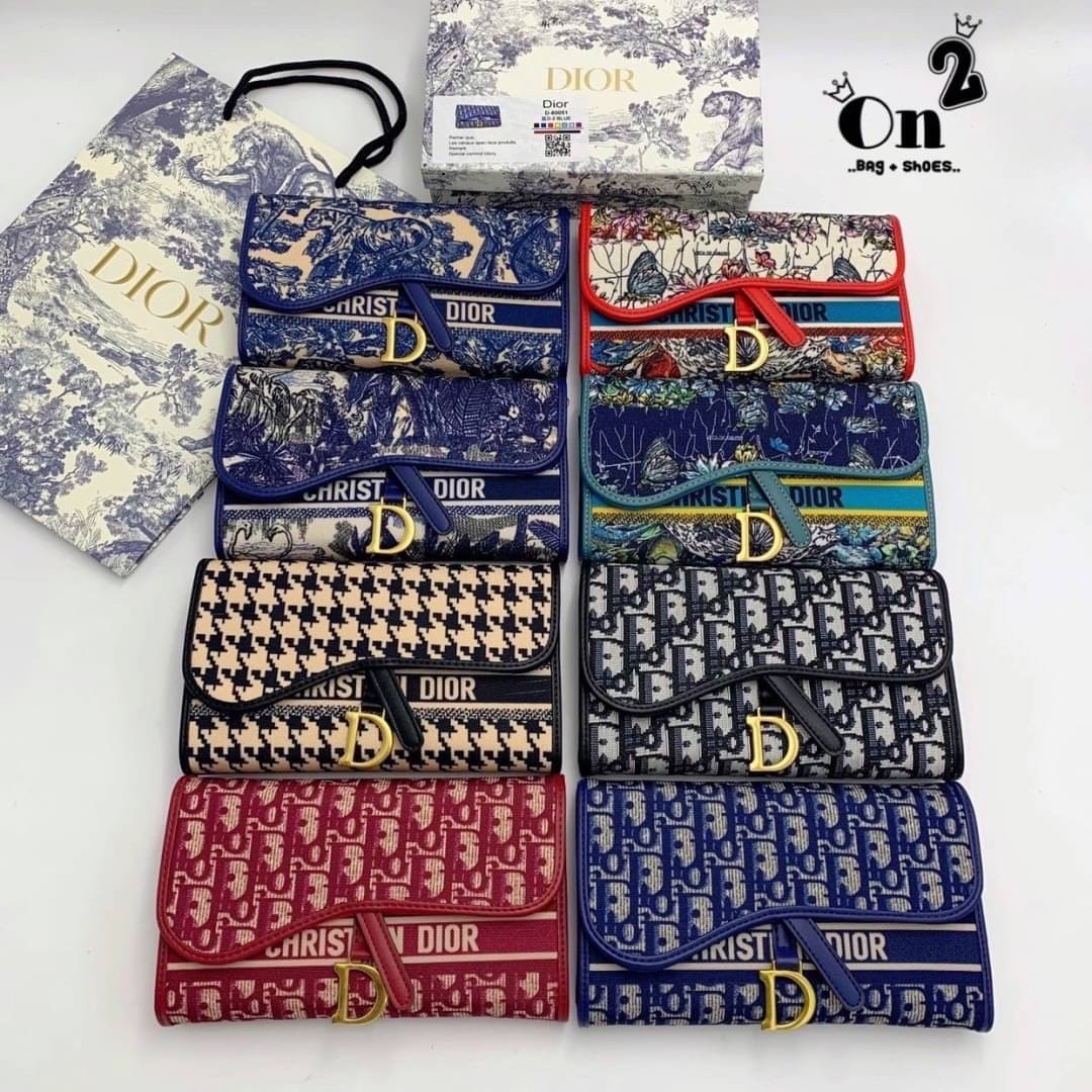 DIOR LONG WALLET WITH CHAIN MONOGRAM / DIOR WALLET กระเป๋าสตางค์ใบยาวพร้อมสายสะพายโซ่อะไหล่ทองสลับหนัง ขนาดกำลังน่ารัก เป็นเอกลักษณ์ของความหรู วัสดุแคนวาสแท้และผ้า Jacquard อย่างดี ผสมผสานความสง่างามและคลาสสิกที่เข้ากับยุคสมัย ด้านหน้าโดดเด่นด้วยซิกเนเจอร