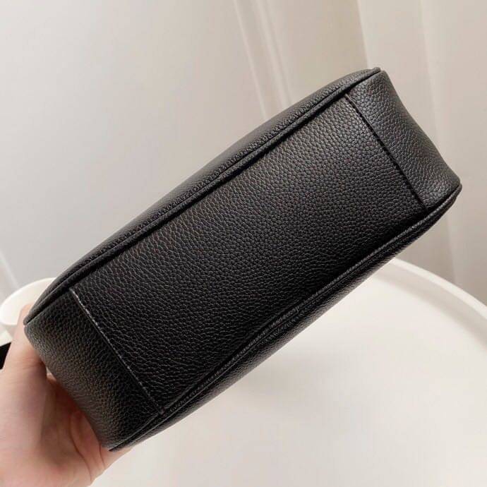 Coach Leather Jes Crossbody in Colorblock ((72704)) กระเป๋าสะพายข้าง//ครอสบอดี้ร์ วัสดุหนังแท้ หนังนิ่มสวยงาม มากๆค่ะ ด้านหน้ามีโลโก้แบรนด์เด่นชัดสะดุดตา ช่องหลักแบ่งเป็น2ซิป แต่ละช่องกว้าง ใส่กระเป๋าเงินใบยาวได้ ของอื่นๆได้จุค่ะ มีช่องเล็กให้ใส่ของจุกจิก