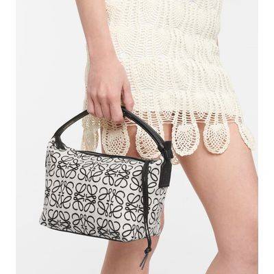 LOEWE SMALL CUBI BAG คอลเลคชั่นยอดฮิต กับสีใหม่ล่าสุด กระเป๋าทรงพอช ใบกำลังสวย ดีไซน์ดีเทลน่ารัก ด้วยลวดลายปักบนผืนผ้าคอตตอน มาพร้อมสายสะพายในตัว ที่ปรับความยาวได้อีกเล็กน้อย คล้องไหล่ คล้องแขนได้แบบสบายๆ เปิด-ปิดด้วยซิป ภายในเป็นช่องโล่ง มีช่องแบ่งอีกช่อ