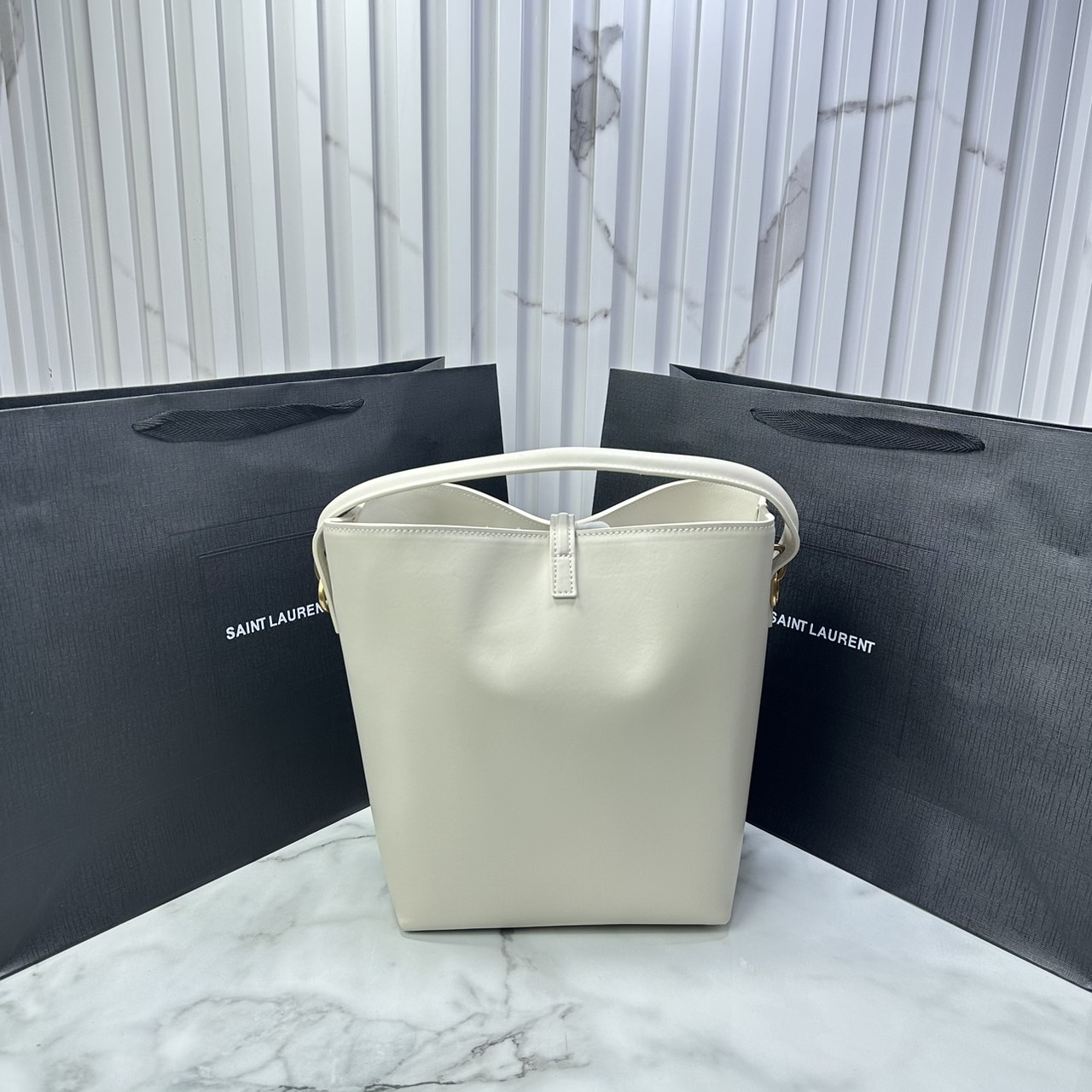 Medium 8" YSL Le 37 in shiny leather Hobo Bag / YSL Bucket Bag / YSL Tote Bag กระเป๋าสะพายทรงโฮโบโท้ท งานหนังสวยเต็มใบ อะไหล่ทองสวยคลาสสิก ราคาแสนดีแนะนำของมันต้องมีจริงๆ