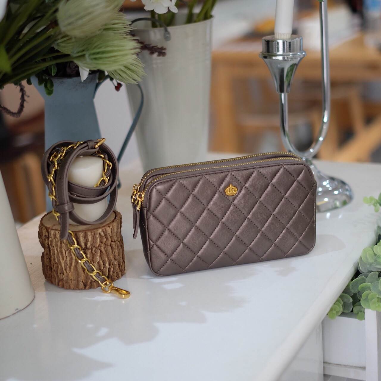 2 สี ขายดี พร้อมส่ง ค่า KEEP รุ่น Carla ทรงที่ขายดีที่สุดในตอนนี้ ใครกำลังตามหากระเป๋าใบเล็ก ช่องเก็บเยอะๆ แนะนำ ใบนี้เลยค่า New item KEEP ' Carla ' 2zipper bag กระเป๋าสะพายข้าง แบบช่อง 2 ซิป ใบเดียวจบ จุครบ All item ! จะแต่งตัวสไตล์ไหนก้อเอาอยู