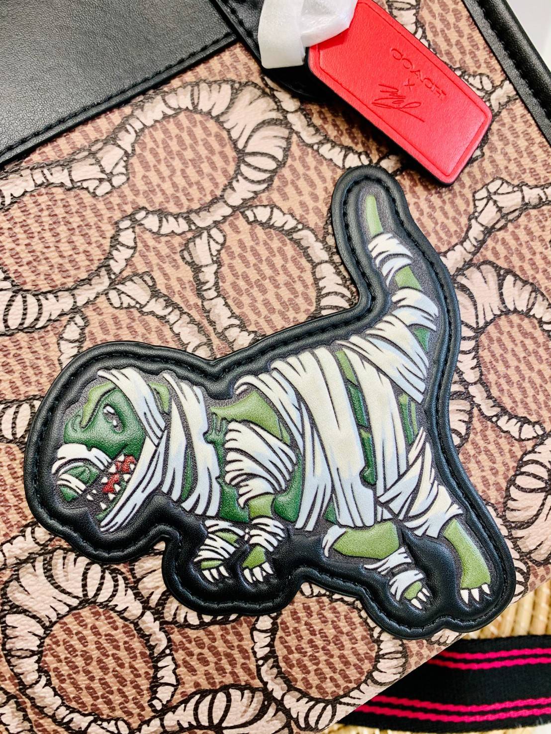 มาสคอตที่รัก 💋 ยังไม่เข้าช๊อปไทย สวยก่อนใครไปเลยจร้าา COACH X MICHAEL B. JORDAN FIELD TOTE 22 IN MUMMIFIED SIGNATURE CANVAS WITH REXY ((C6971)) พร้อมส่งที่ไทยทันทีค่ะ! MICHAEL B.JORDAN ร่มมือกับCoach ออกแบบกระเป๋าทรงTote กนังแท้นิ่มมือ ใหม่ลาสุดมา