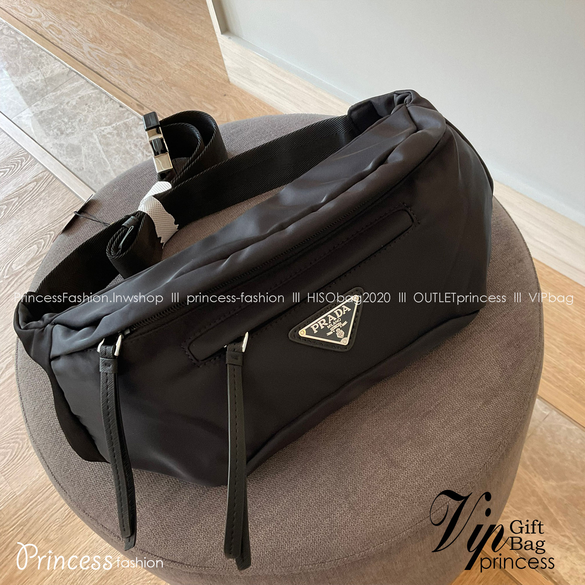 Prada Nylon Belt Bag รุ่นยอดฮิต! กระเป๋าคาดอก น้ำหนักเบา ดีไซน์เป็นเอกลักษณ์ เหมาะกับสายStreet มากๆค่ะ ทรงสาย จุของได้เยอะ ด้านหน้าประดับมีป้ายโลหะโลโก้แบรนด์