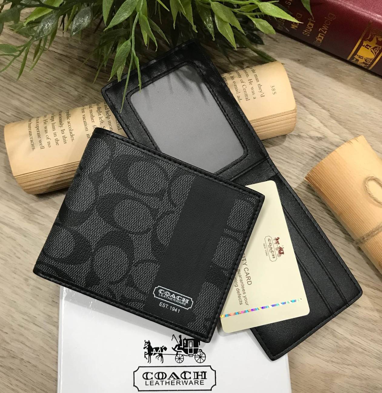 COACH SHORT WALLET WITH CARD POCKET 2 in 1 กระเป๋าสตางค์คุณผู้ชายใบสั้น มาพร้อมกับ กระเป๋าใส่บัตรหนังปั๊มลาย Signature Brand รอบใบเข้า set สวยคลาสสิค ภายในมีช่องใส่ธนบัตร, บัตร ซับในลายแบรนด์ Card pocket เเยกใช้ได้ มาใน COACH BOX SET จะใช้เอง หรือมอบเป็นข