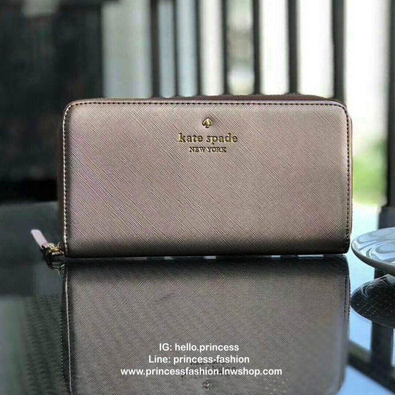 KATE SPADE LONG WALLET กระเป๋าสตางค์ใบยาวรุ่นใหม่ล่าสุดหนัง Saffiano สไตล์ PRADA สวยน่าใช้ ภายในมีช่องซิป1ช่อง และช่องใส่บัตรหลายช่อง ใส่เหรียญ บัตรได้เยอะ ตัวจริงสวยน่าใช้มากค่ะ